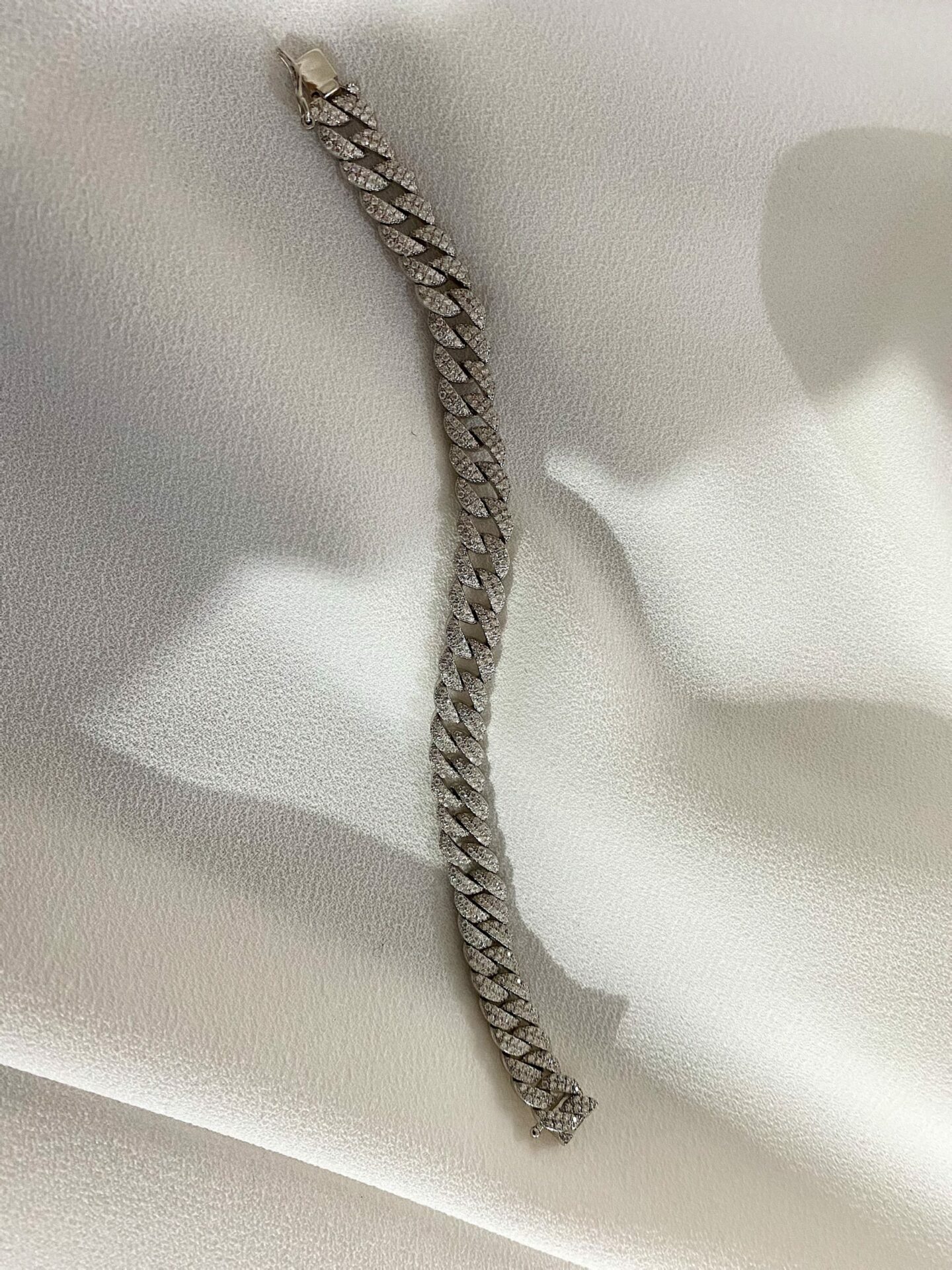 צמיד גורמט משובץ