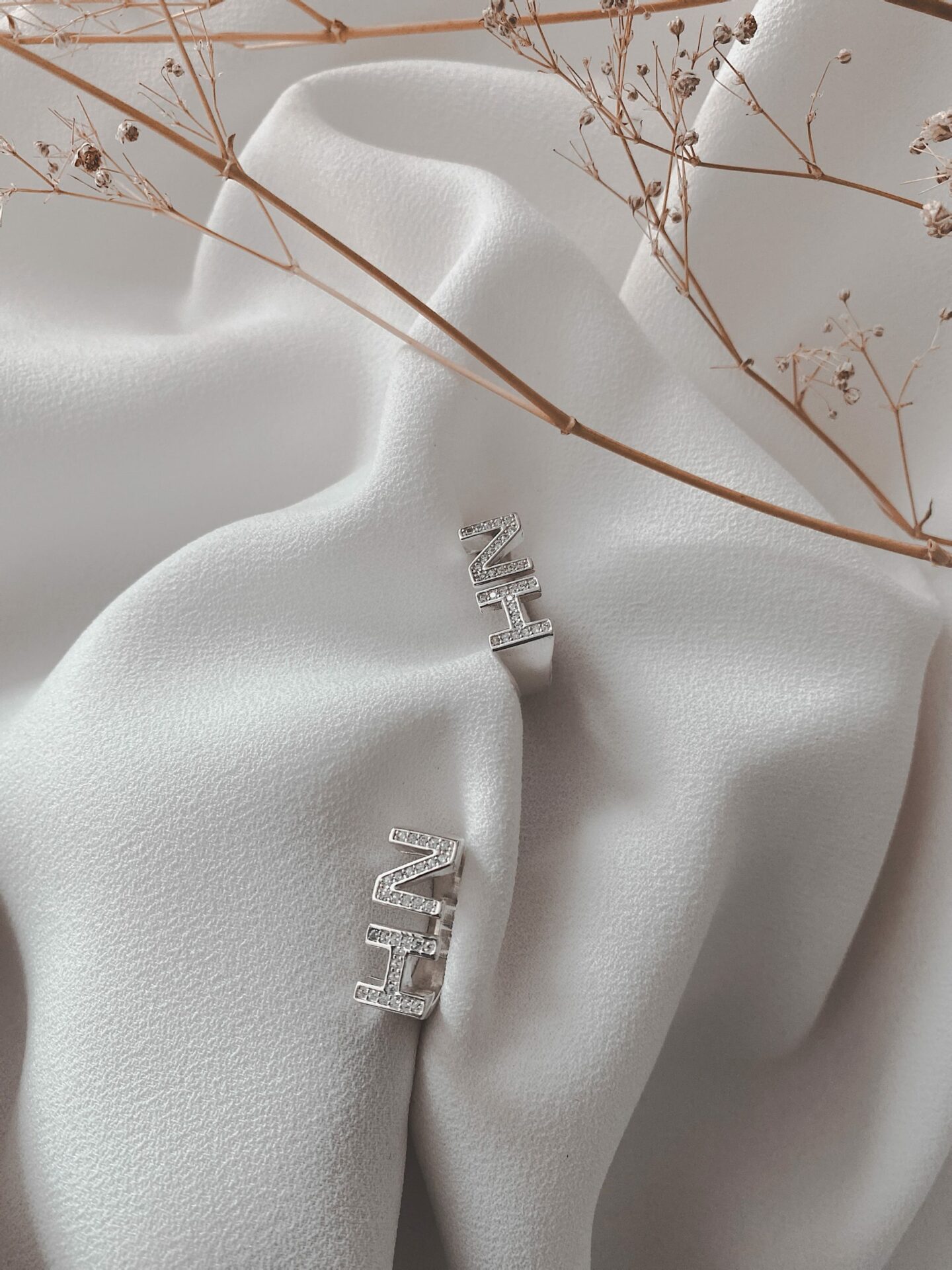 טבעת שתי אותיות משובצות