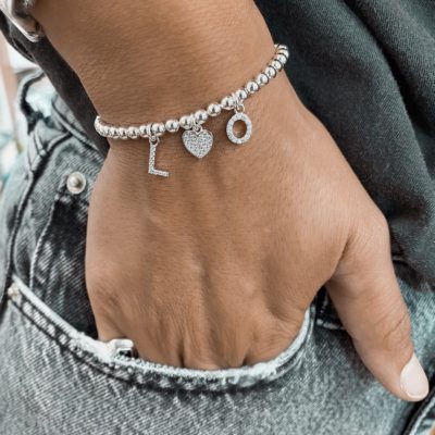 צמיד חרוזי כסף אותיות אמיתי 925 עם תליון אות L, תליון לב משובץ זרקונים ותליון O – שילוב מושלם של סטייל אישי ונגיעה רומנטית, בעיצוב יוקרתי ומודרני