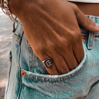 טבעת אות חותם משובצת כסף אמיתי 925 עם אות לבחירה אישית