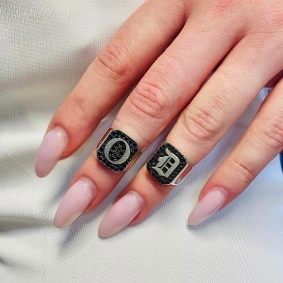 טבעת אות חותם משובצת