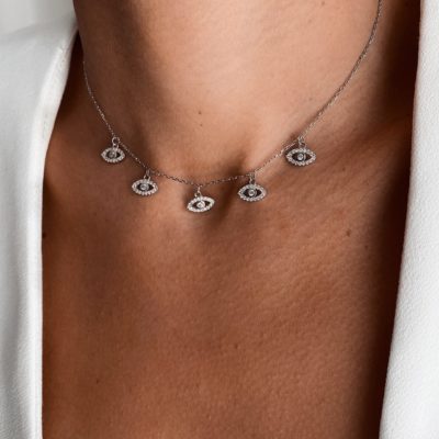 שרשרת שרשרת צוקר עיניים כסף 925 עדינה עם חמישה תליוני עין משובצים בזירקונים נוצצים על צוואר של אישה