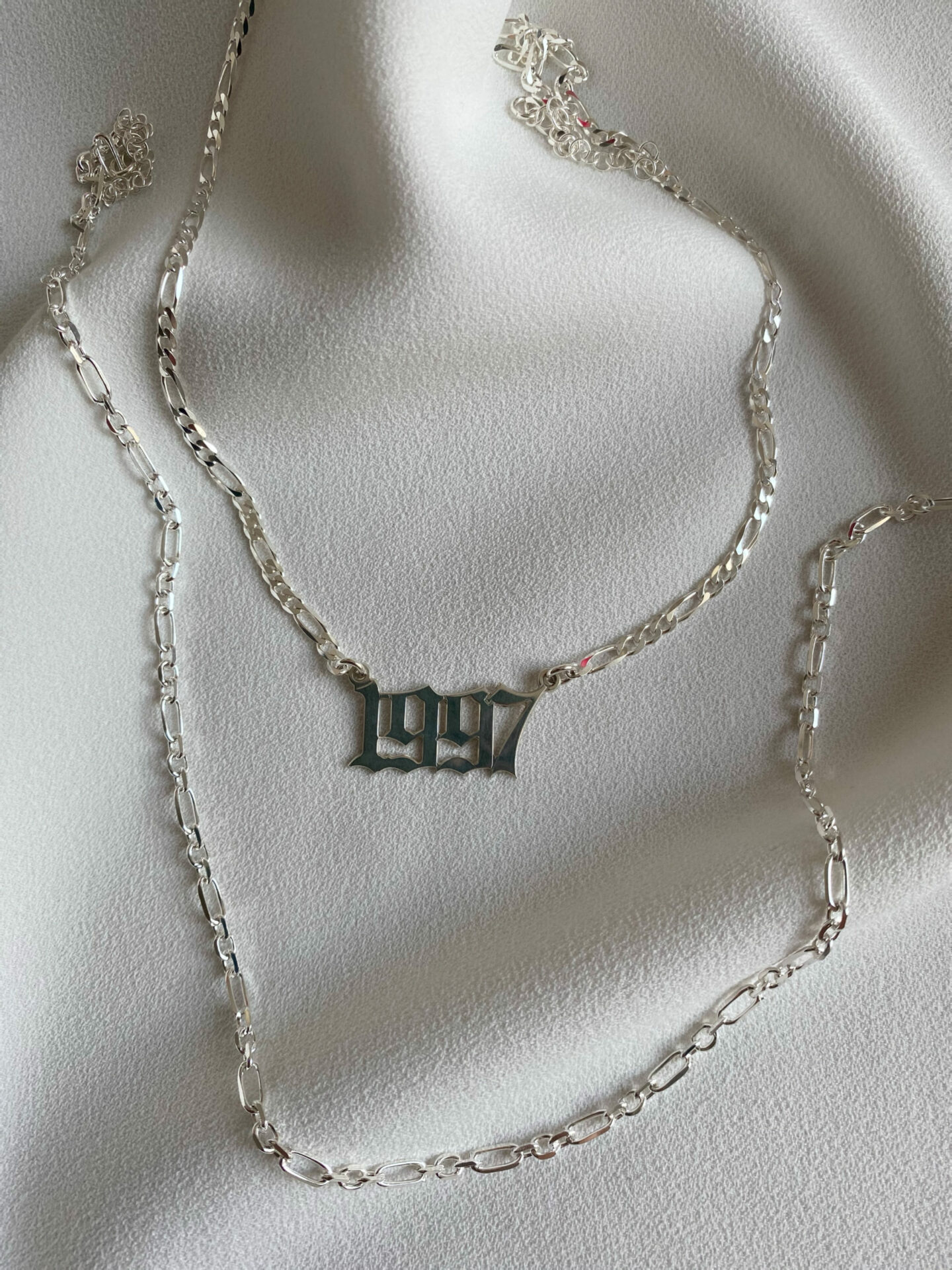 שרשרת שנת לידה גותית