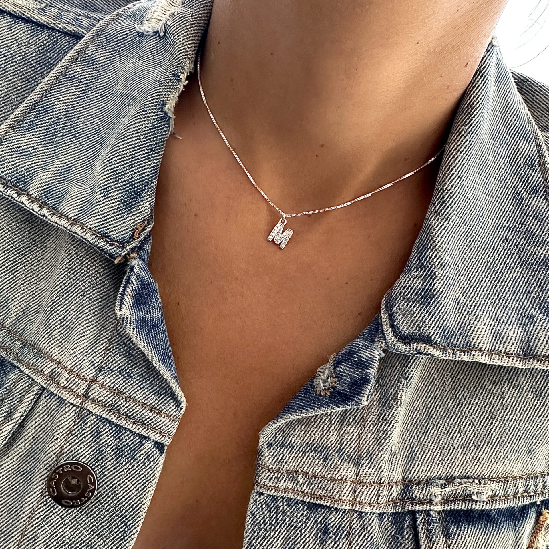 שרשרת אות נוי משובצת