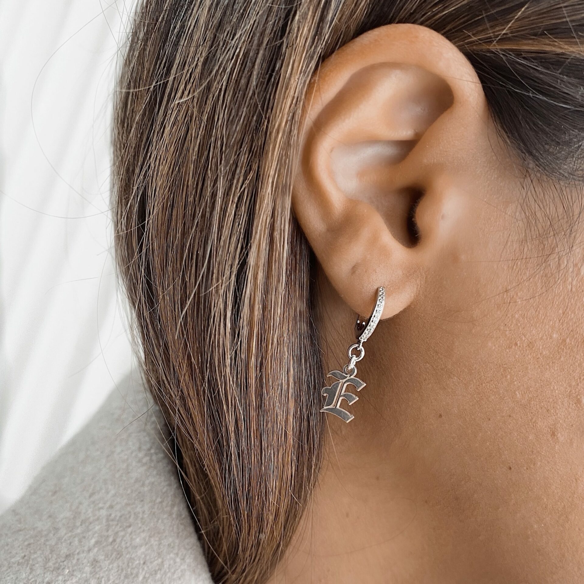 עגיל אות גותית