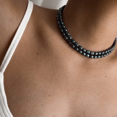 שרשרת צ'וקר כפולה עם פנינים שחורות ייחודיות בעיצוב יוקרתי ומודרני, משתלבת עם כל הופעה
