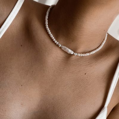 שרשרת צ'וקר פנינים עדינה עם פנינה מרכזית ייחודית – עיצוב קלאסי ונשי, מוצג על צוואר דוגמנית