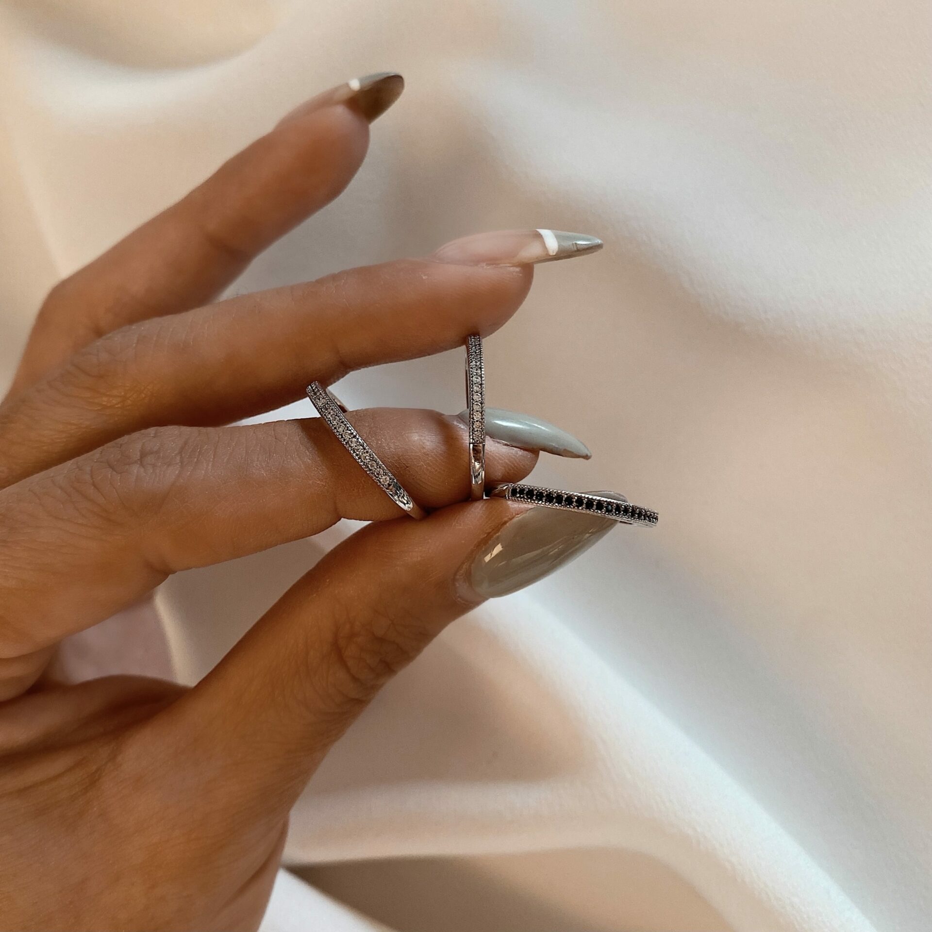 טבעת פס משובצת