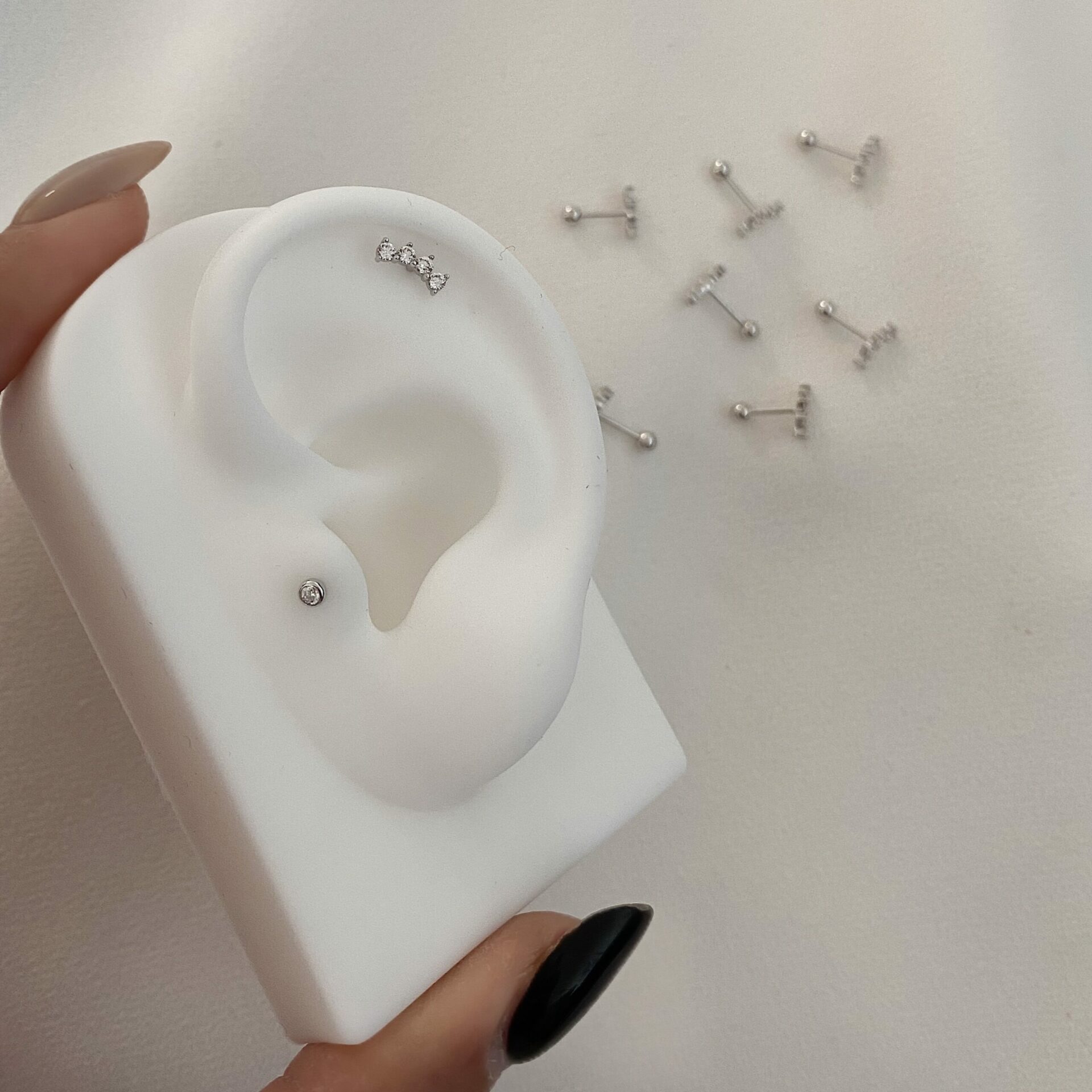 עגיל הברגה נקודה היילי