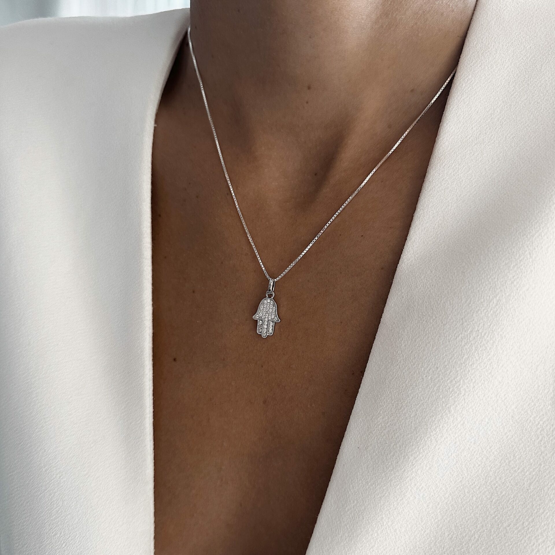 שרשרת כסף 925 עם תליון חמסה משובץ זרקונים – תכשיט יוקרתי לנשים
