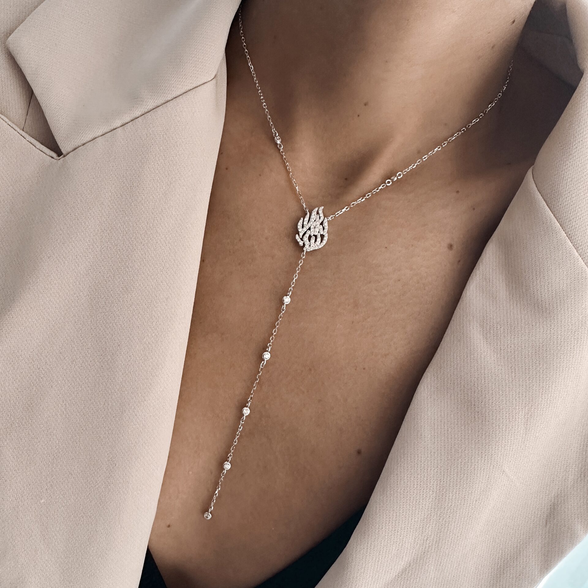 שרשרת האש שלי עניבה כסף 925 בסגנון עניבה עם תליון ייחודי משובץ אבני זירקון נוצצות על צוואר