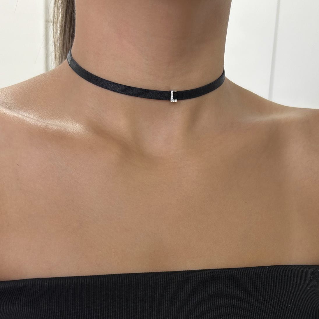 צ’וקר שחור עדין עם אות משובצת זרקונים נוצצים במרכז