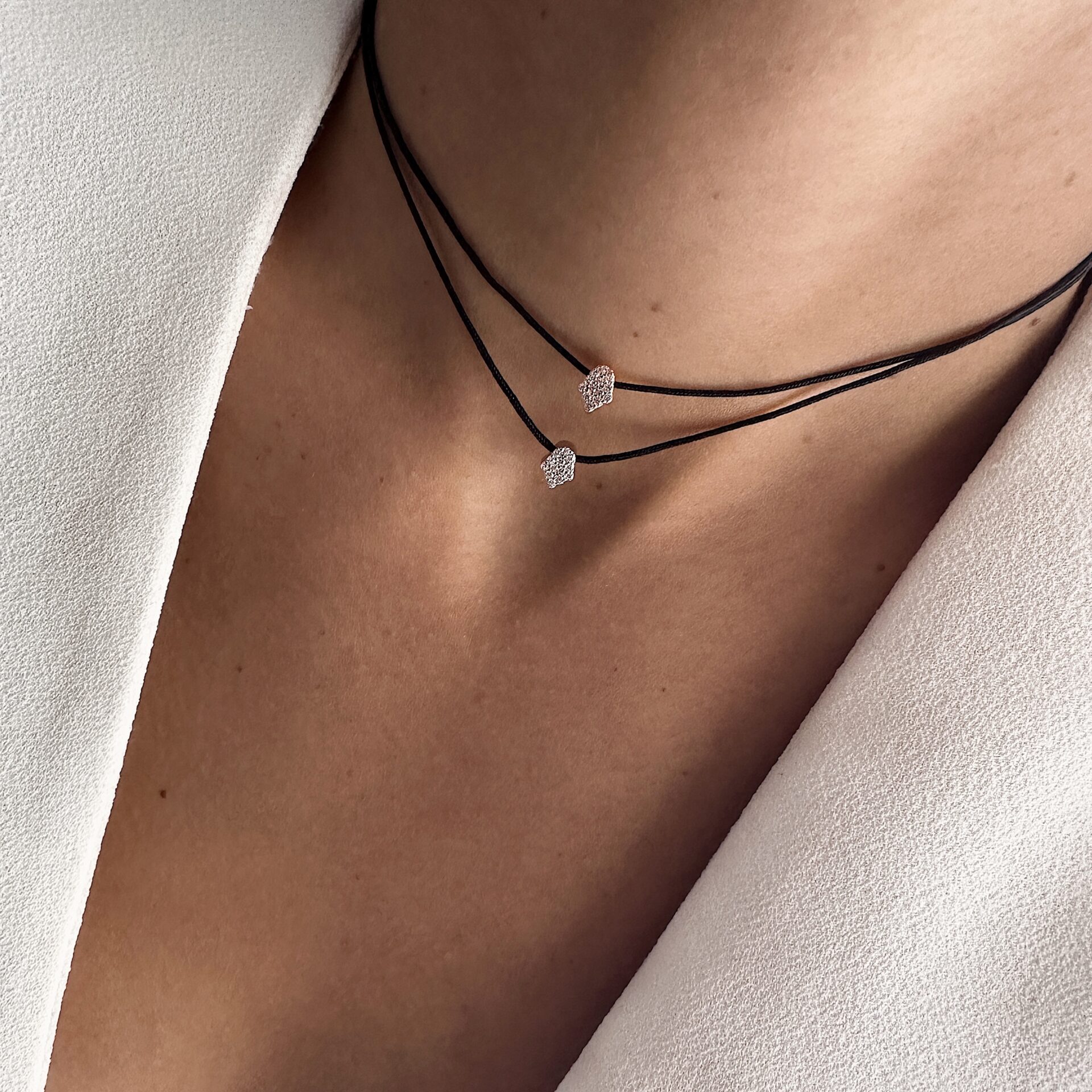 שרשרת צ’וקר כפולה עם חוט שחור ותליוני חמסה משובצים זרקונים