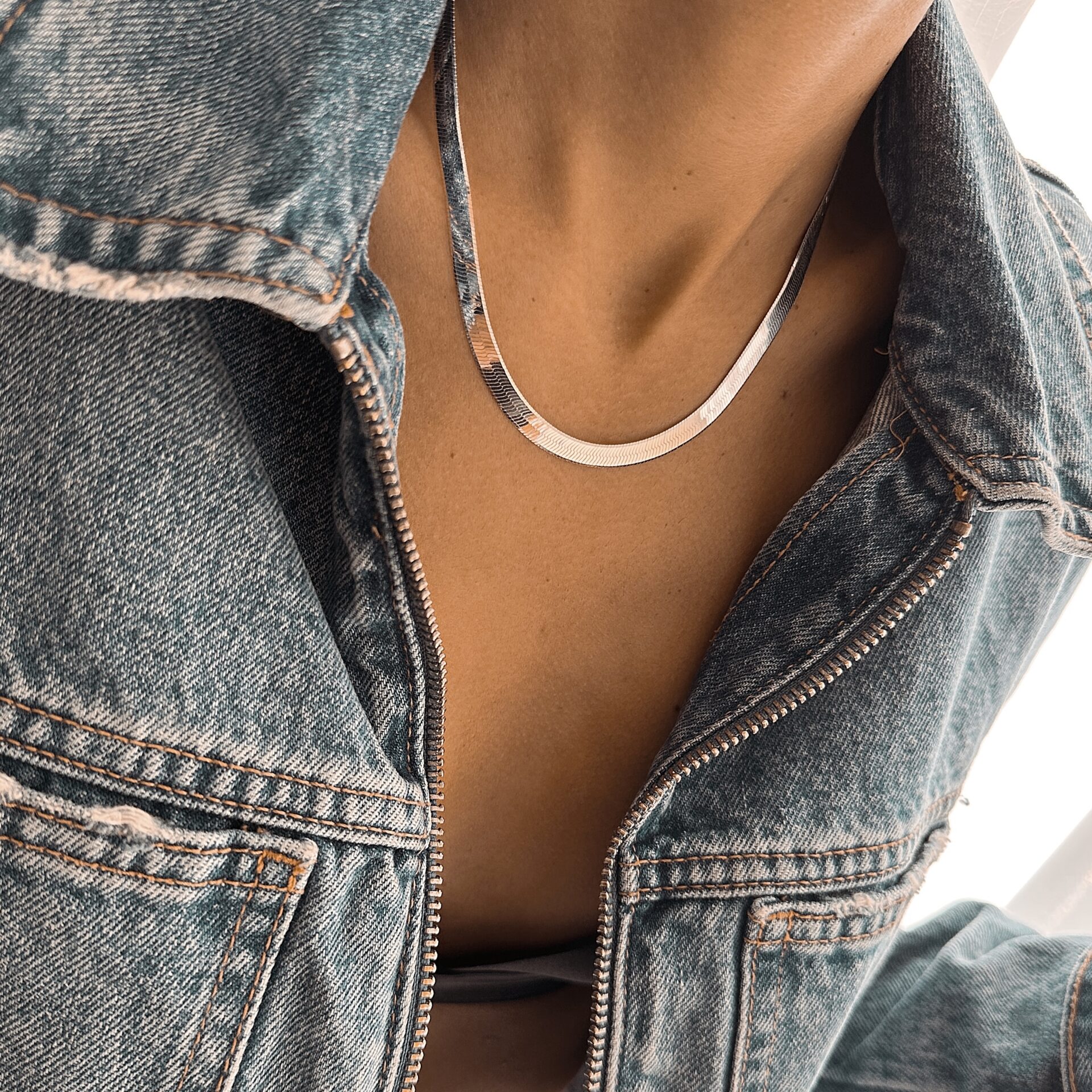 שרשרת סנייק עבה כסף 925 שטוחה בסגנון נחש – תכשיט אלגנטי לנשים