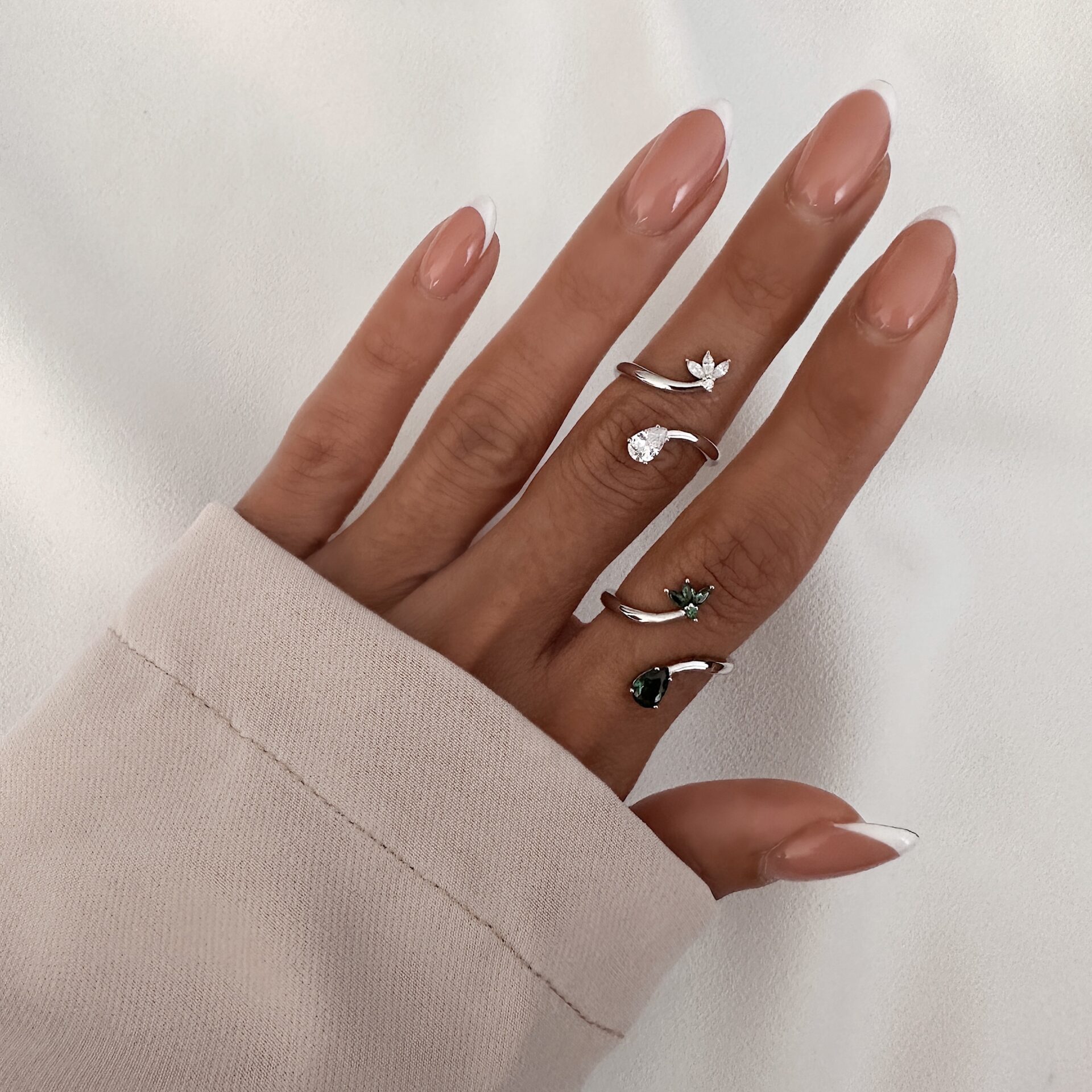 טבעת פתוחה וואן סייז כסף אמיתי 925 משובצת בחלק העליון בצורת פרח הלוטוס והלמטה של הטבעת משובץ בצורת טיפה