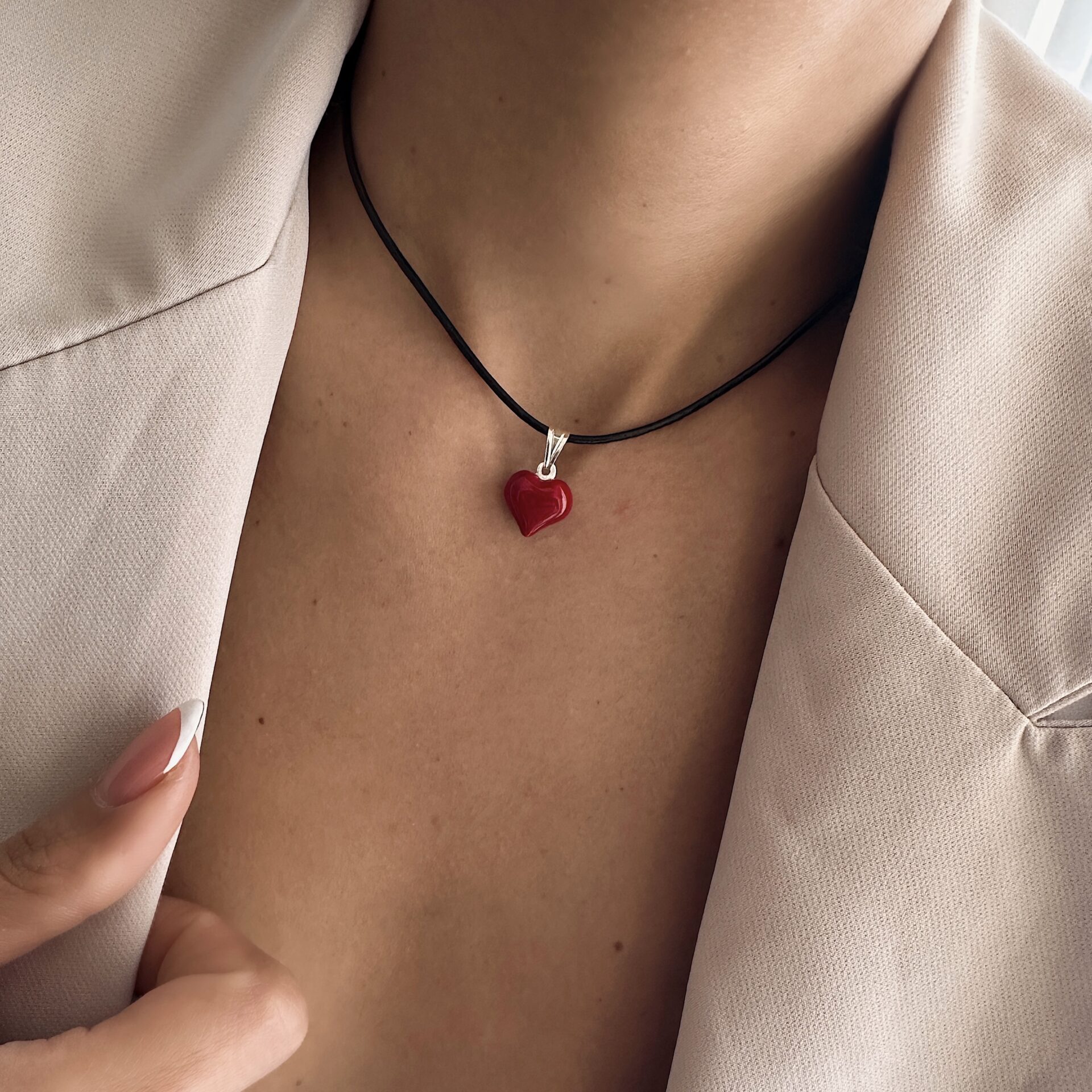 שרשרת עור לב אדום כסף עם תליון לב אדום על חוט שחור – תכשיט אופנתי לנשים