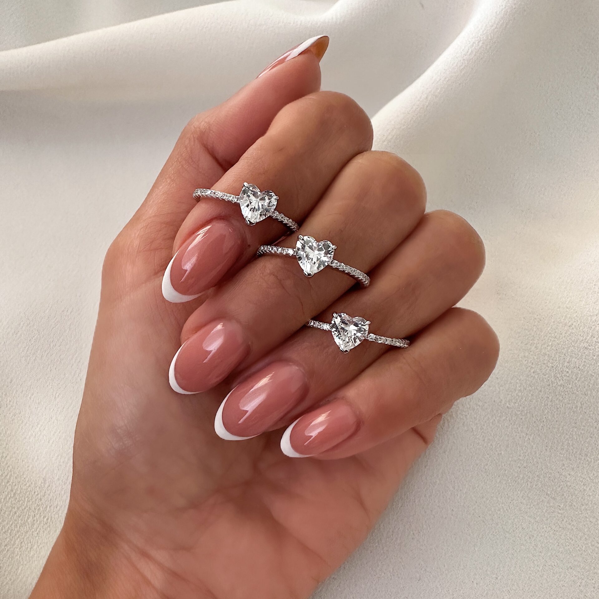 טבעת לב משובצת כולה זרקונים כסף אמיתי 925 ובאמצע אבן מרכזית גדולה בצורת לב משובצת