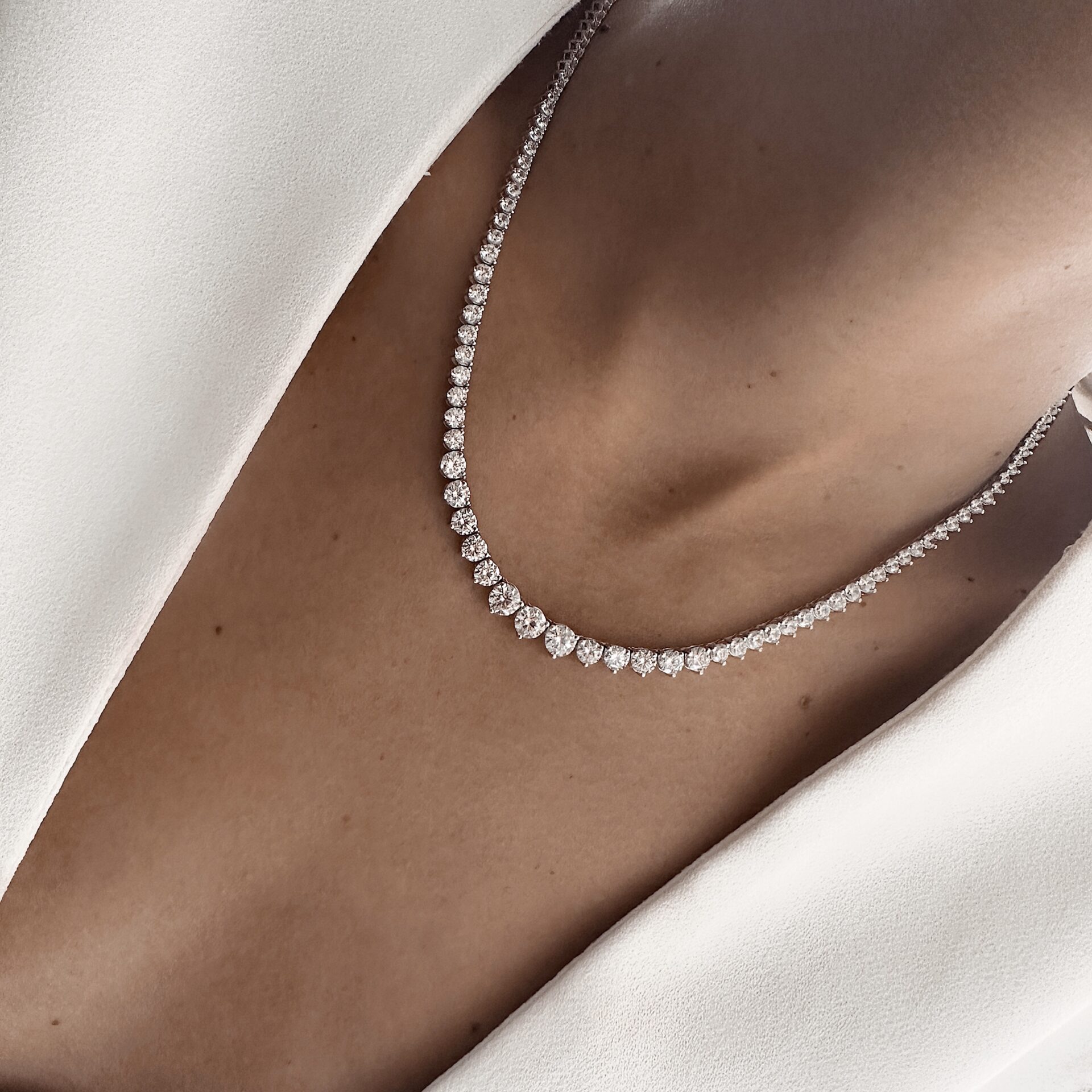 שרשרת טניס ספייס מדורגת מרשימה ומעוצבת יוקרתית האבני זירקון מדורגים אחד ליד השני בגדלים שונים כסף אמיתי 925