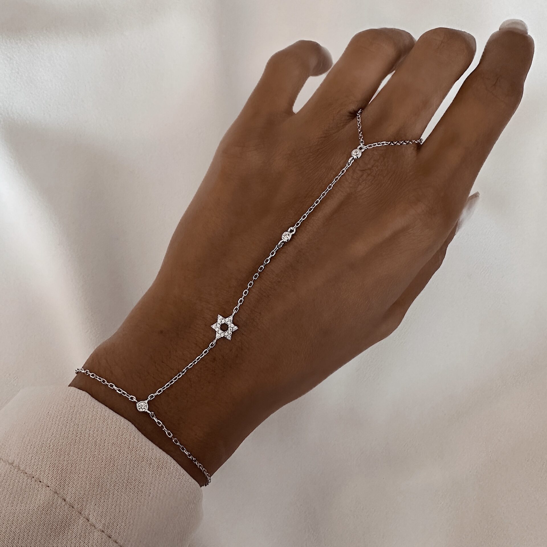 צמיד טבעת כסף 925 עם תליון מגן דוד משובץ זרקונים על יד של דוגמנית