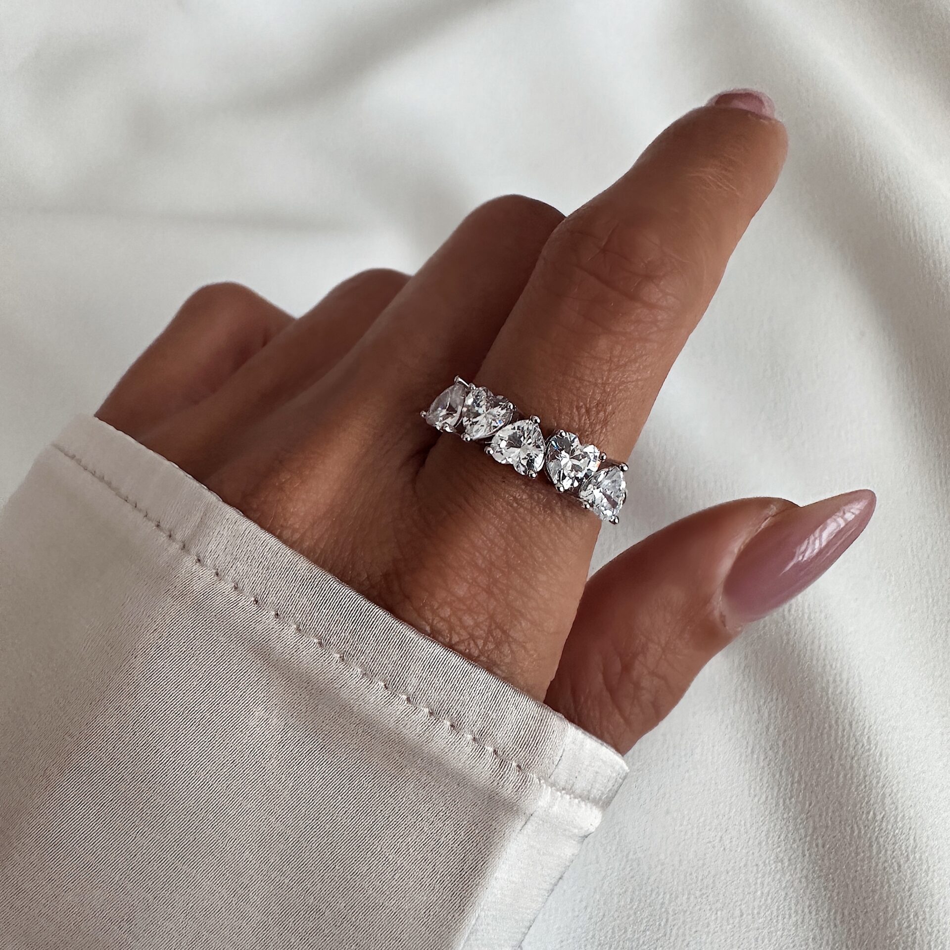 טבעת לבבות אמור כסף אמיתי 925 משובצת זרקונים בצורת לב אחד אחרי השני לב למעלה לב למטה לאורך כל הטבעת