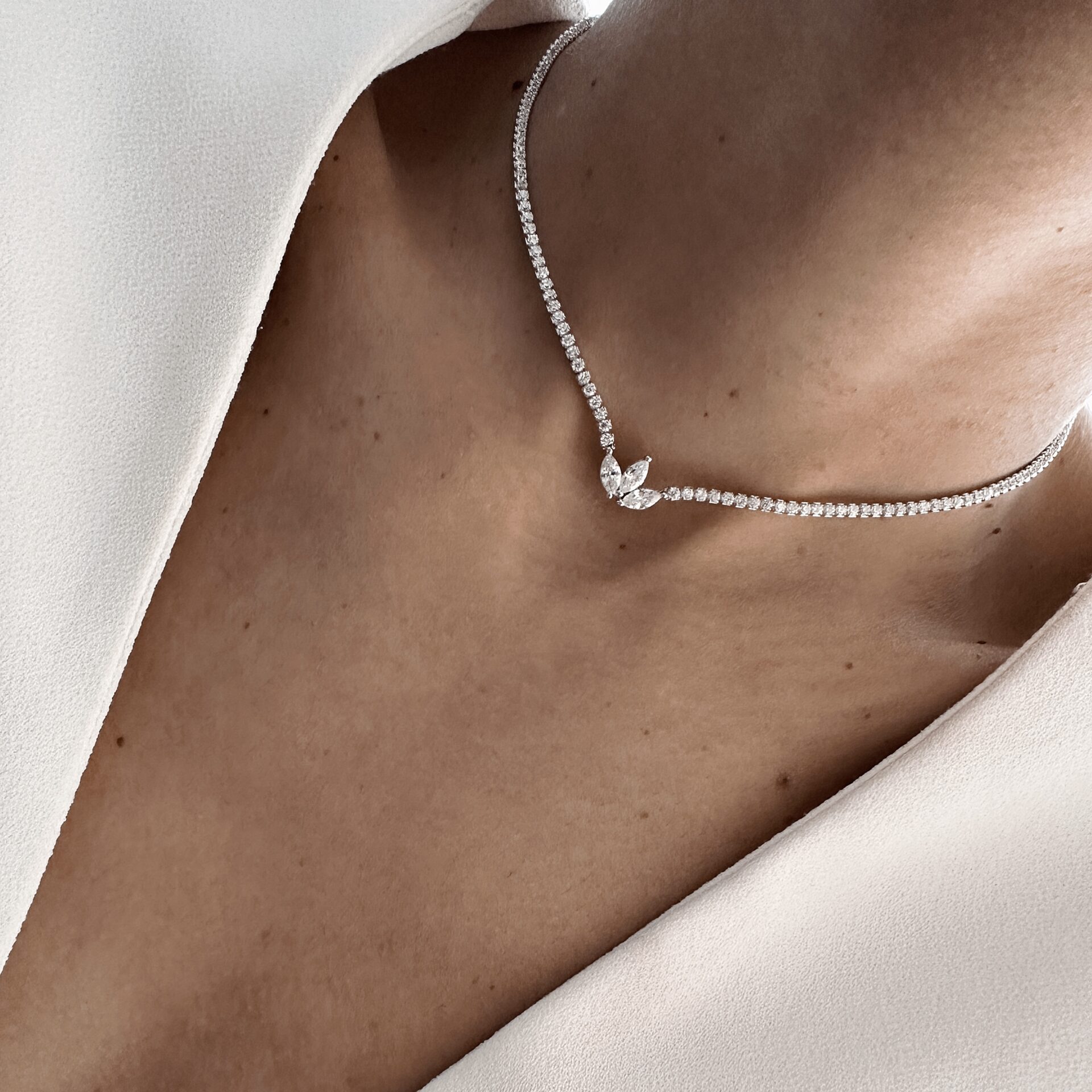 שרשרת טניס לוטוס עם אבן מרכזית בצורת פרח הלוטוס כל השרשרת משובצת זרקונים כסף אמיתי 925