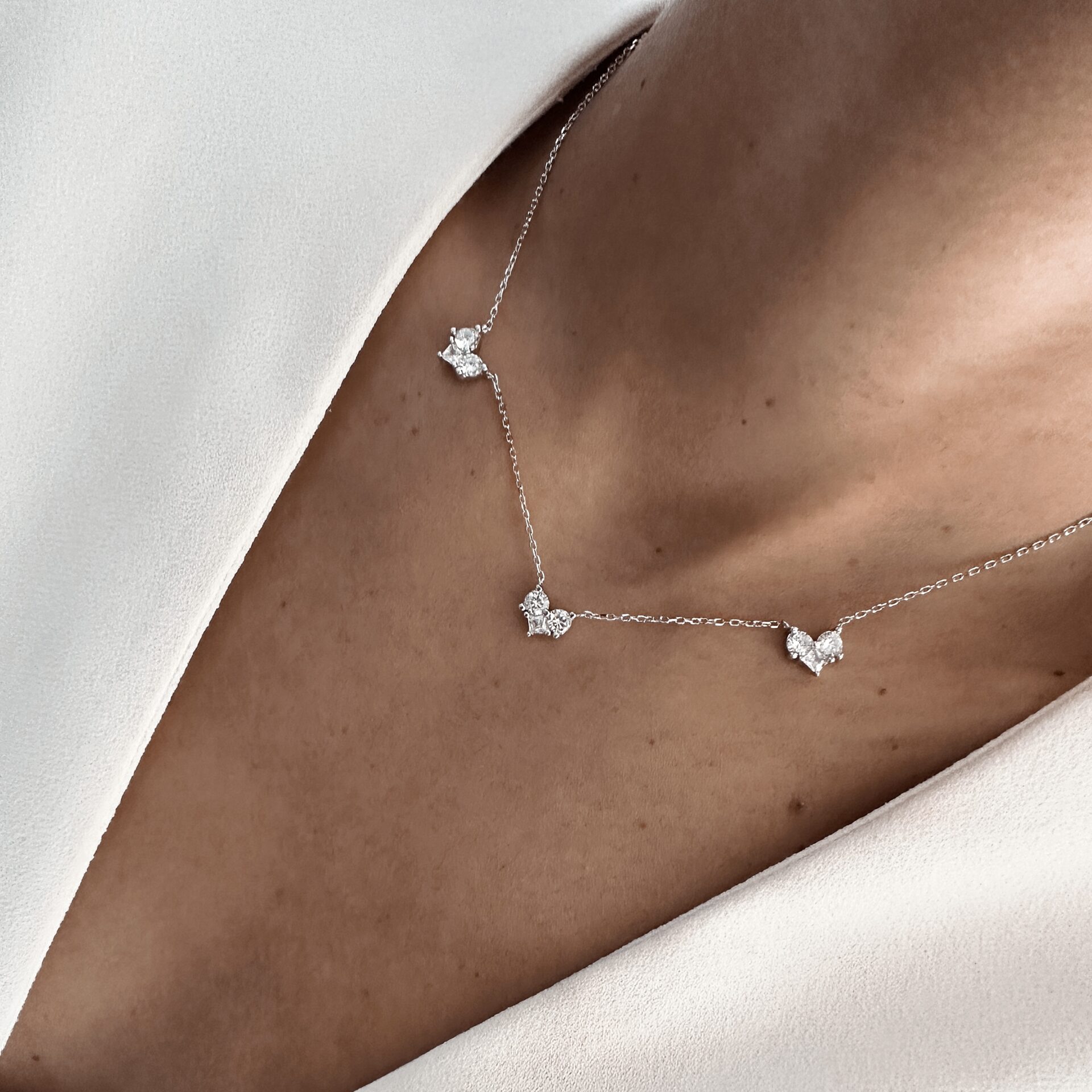 שרשרת כסף אמיתי 925 עם תליוני לבבות עדינים משובצים זרקונים נוצצים