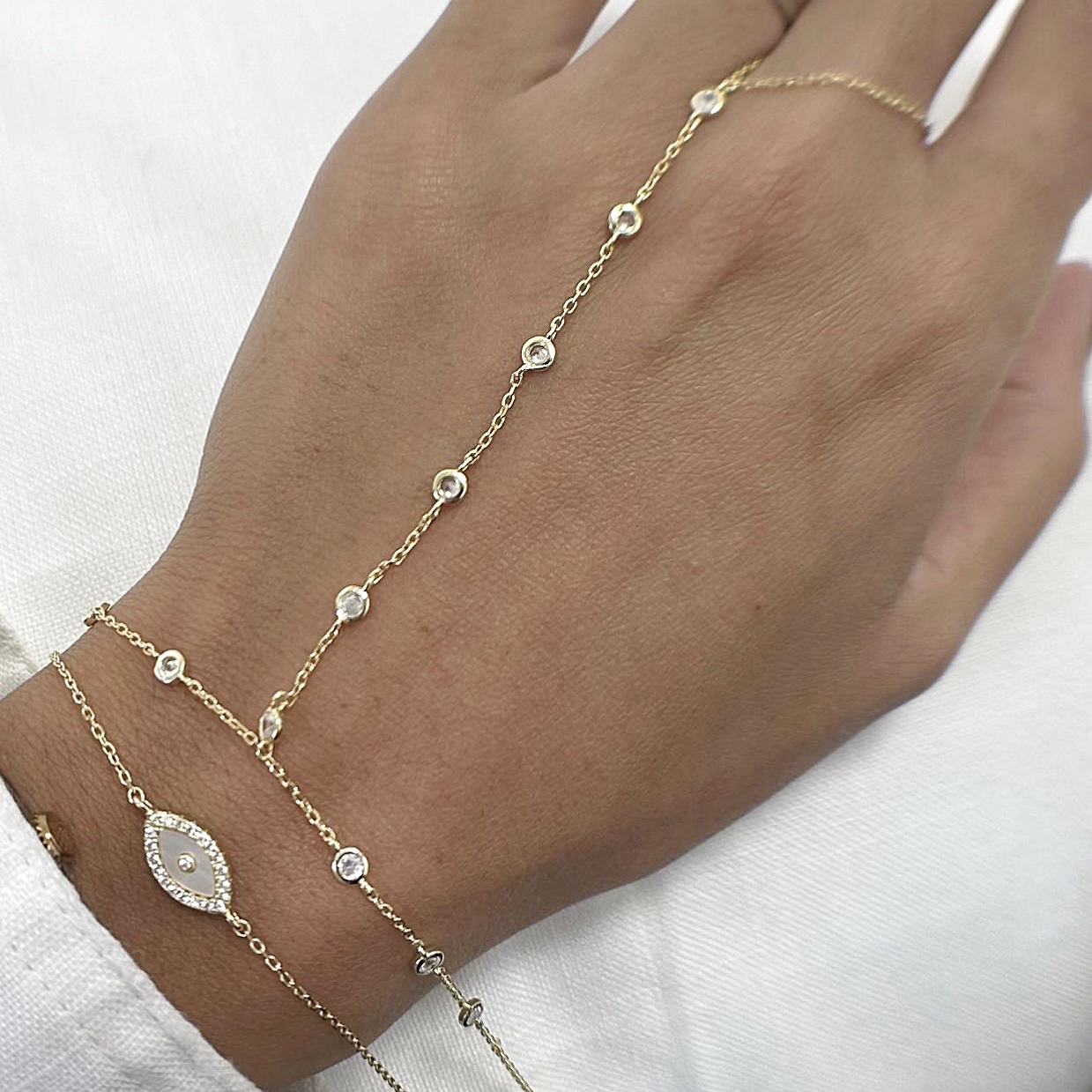 צמיד טבעת כסף 925 בציפוי זהב עם שיבוץ זרקונים על יד של דוגמנית