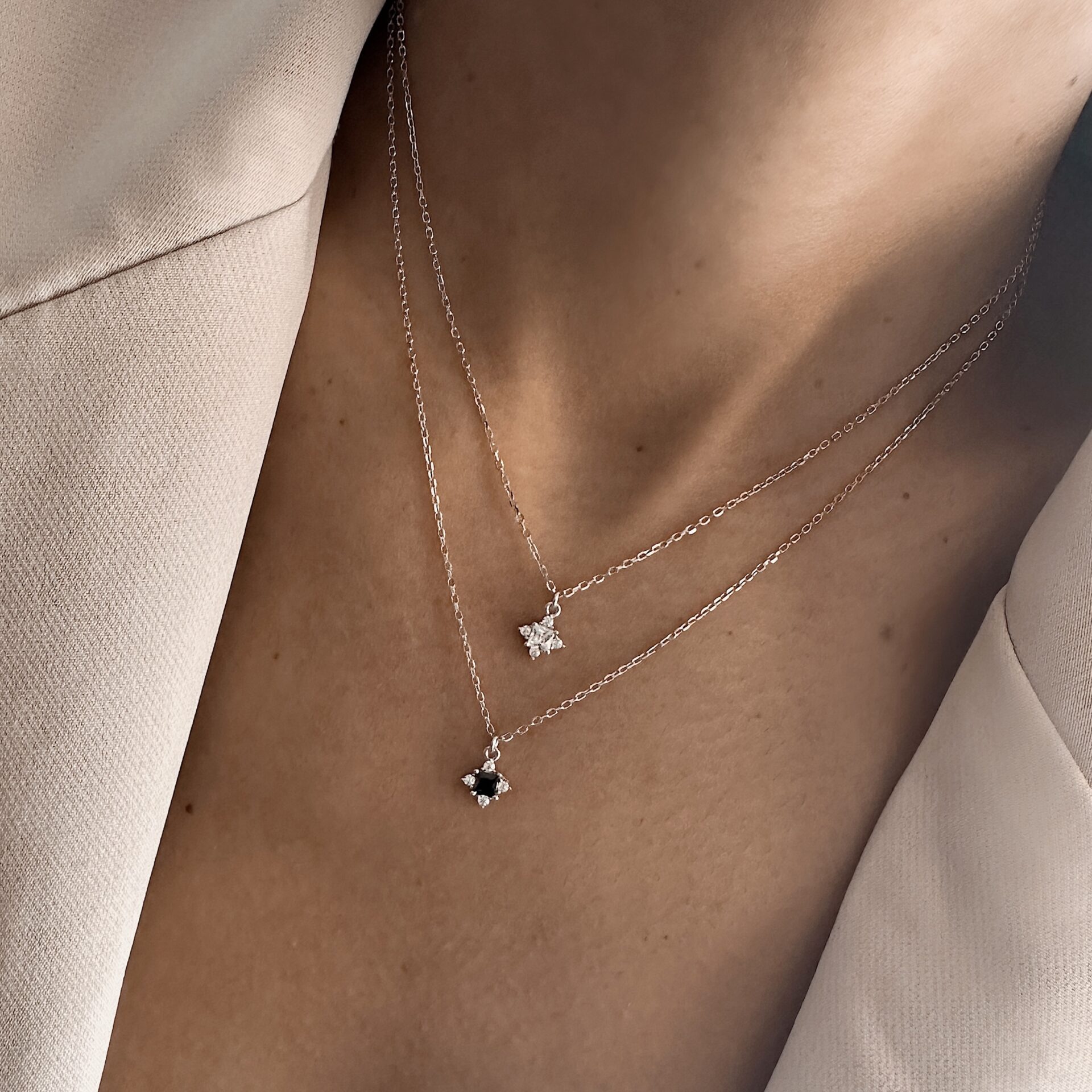 שרשרת כסף אמיתי 925 כפולה עם שני תליוני כוכבים משובצים זרקונים שחורים ולבנים