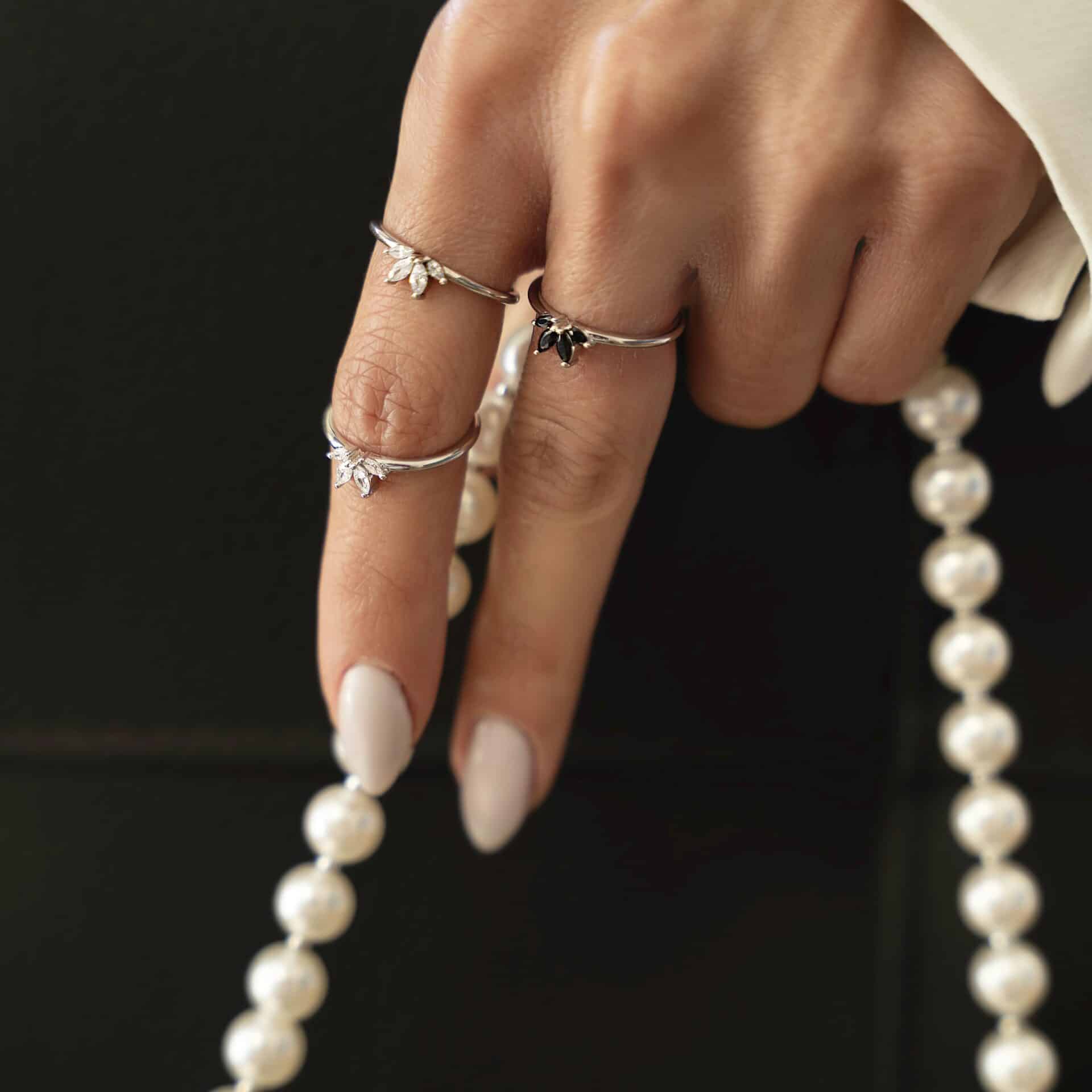 טבעת חלקה כסף אמיתי 925 במרכז שיבוץ של אבן הלוטוס שיבוץ לבן ירוק או שחור לבחירה