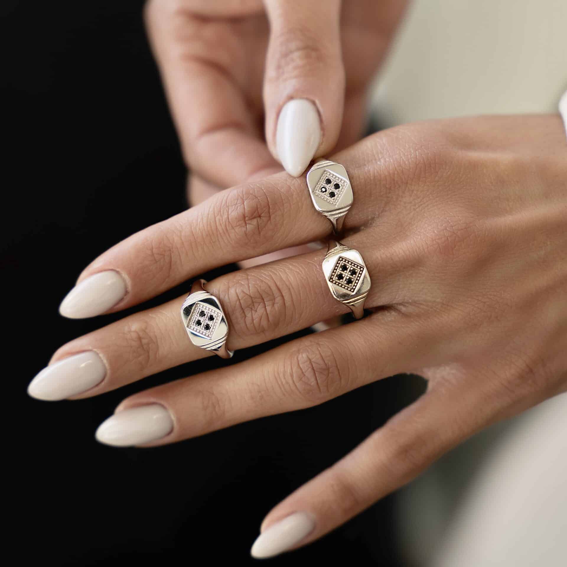 טבעת חותם כסף אמיתי 925 משובצת בזרקונים בתוך הטבעת עם עיטורים