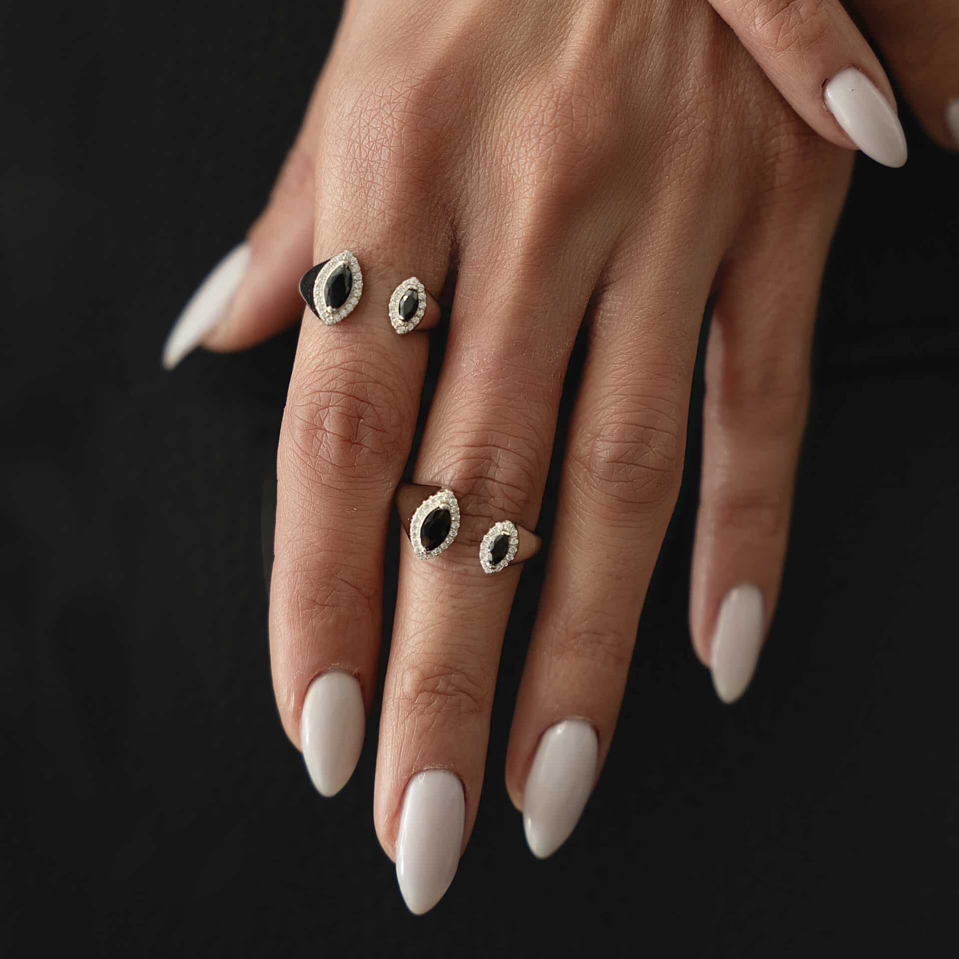 טבעת כסף אמיתי 925 פתוחה עם שיבוץ בשתי צדדי הטבעת אחת קטנה אחת גדולה