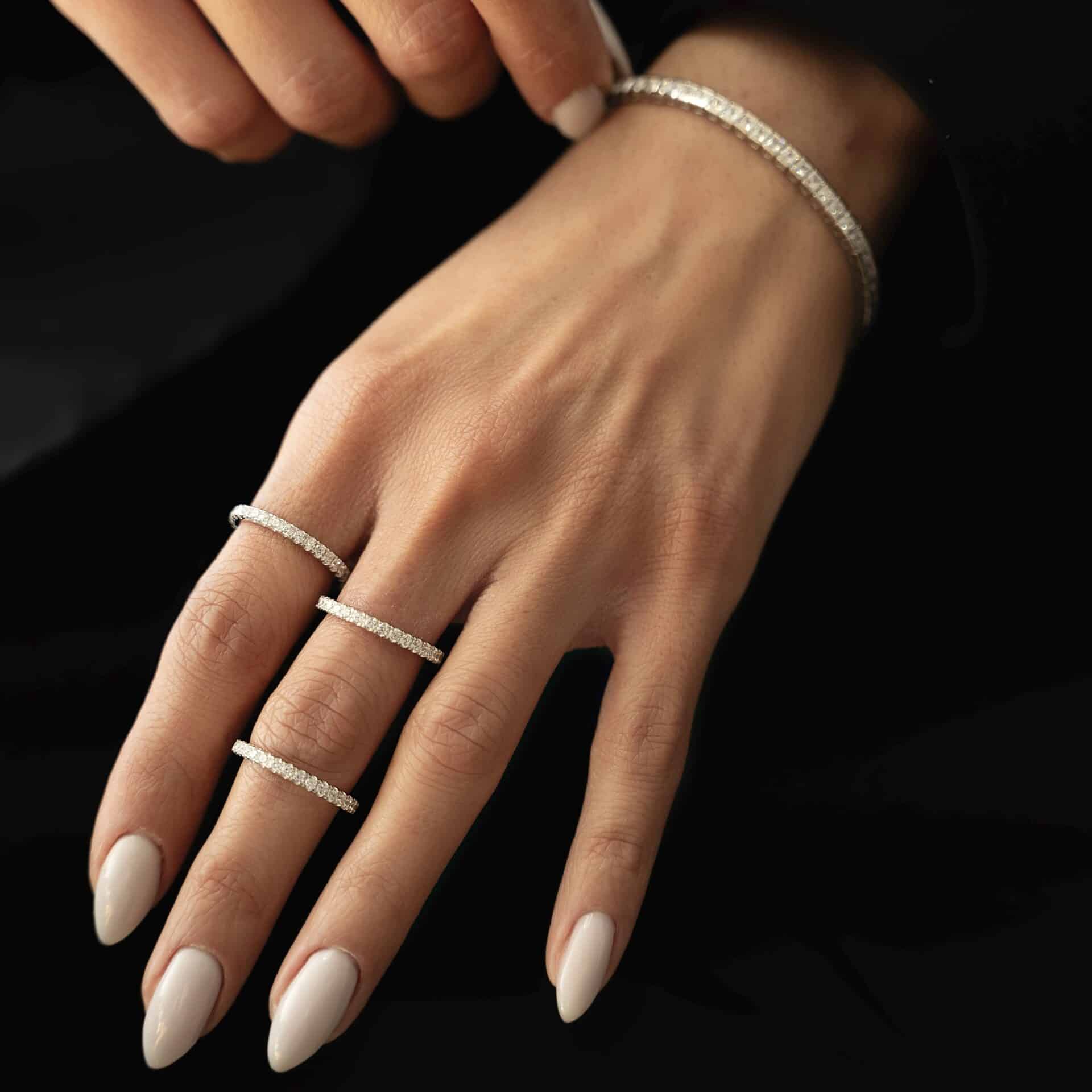 טבעת סגורה כסף אמיתי 925 לפי מידות כל הטבעת משובצת מסביב זרקונים