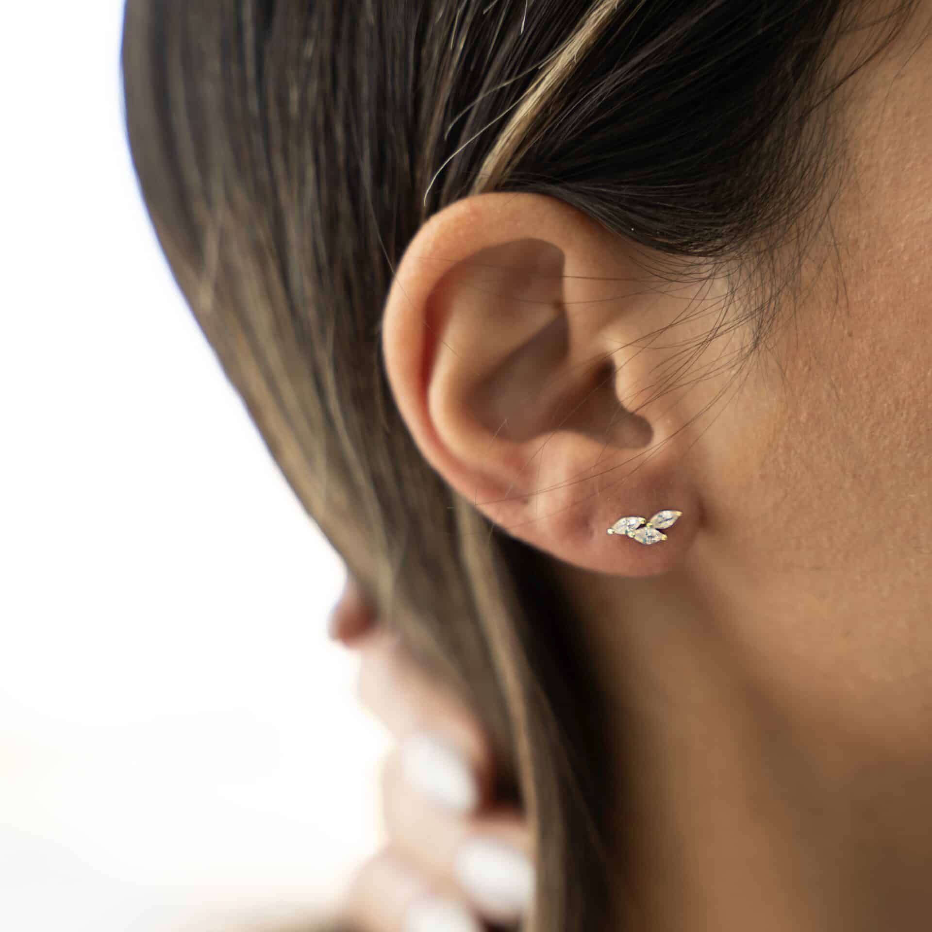 עגיל צמוד זהב בעיצוב עלים משובצי זרקונים נוצצים, תכשיט עדין ואלגנטי לנשים ליום-יום ולאירועים. בציפוי זהב ניתן גם בכסף אמיתי 925 ורוז גולד