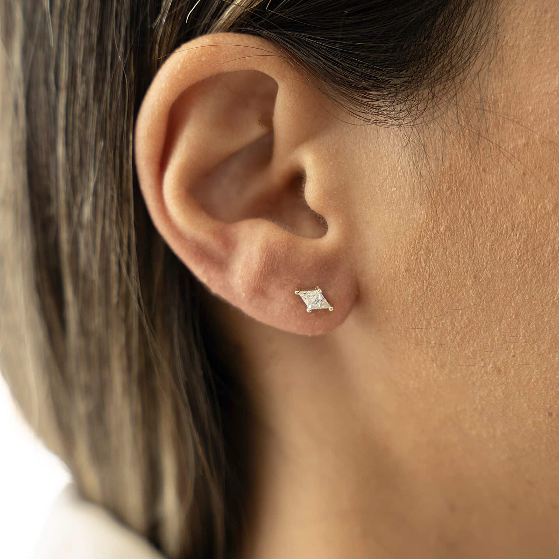 עגיל צמוד קטן עם אבן שקופה בחיתוך ריבועי על אוזן אישה כסף אמיתי 925 ניתן גם בזהב וברוז גולד