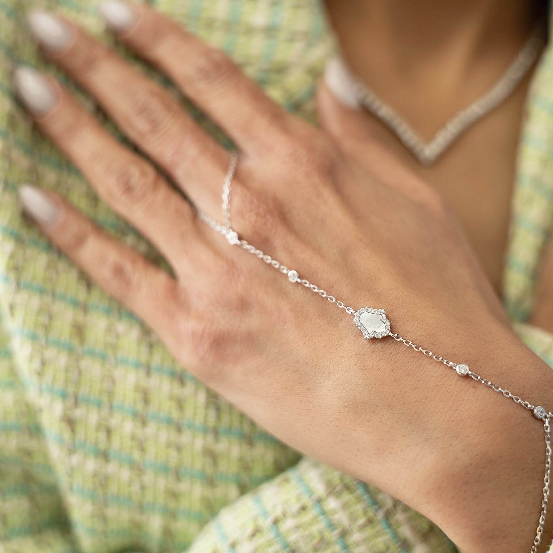 צמיד טבעת כסף אמיתי 925 עם חיבור לאצבע, תליון חמסה צדף משובץ באבני זירקון נוצצות ועיטור אבנים קטנות בשרשרת, תכשיט אלגנטי ומיוחד לנשים