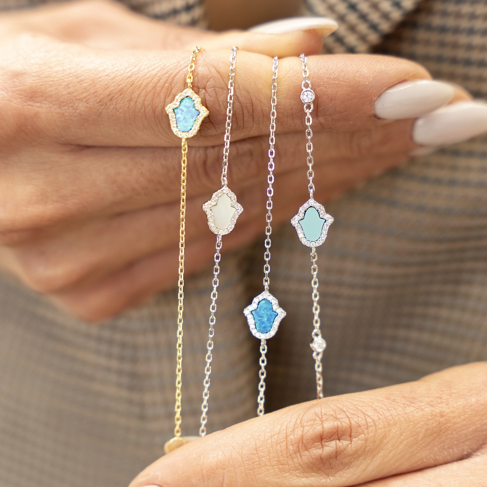 צמידי חמסה אופל צדף כסף 925 בציפוי זהב וכסף עם שיבוץ אבנים צבעוניות על יד של דוגמנית