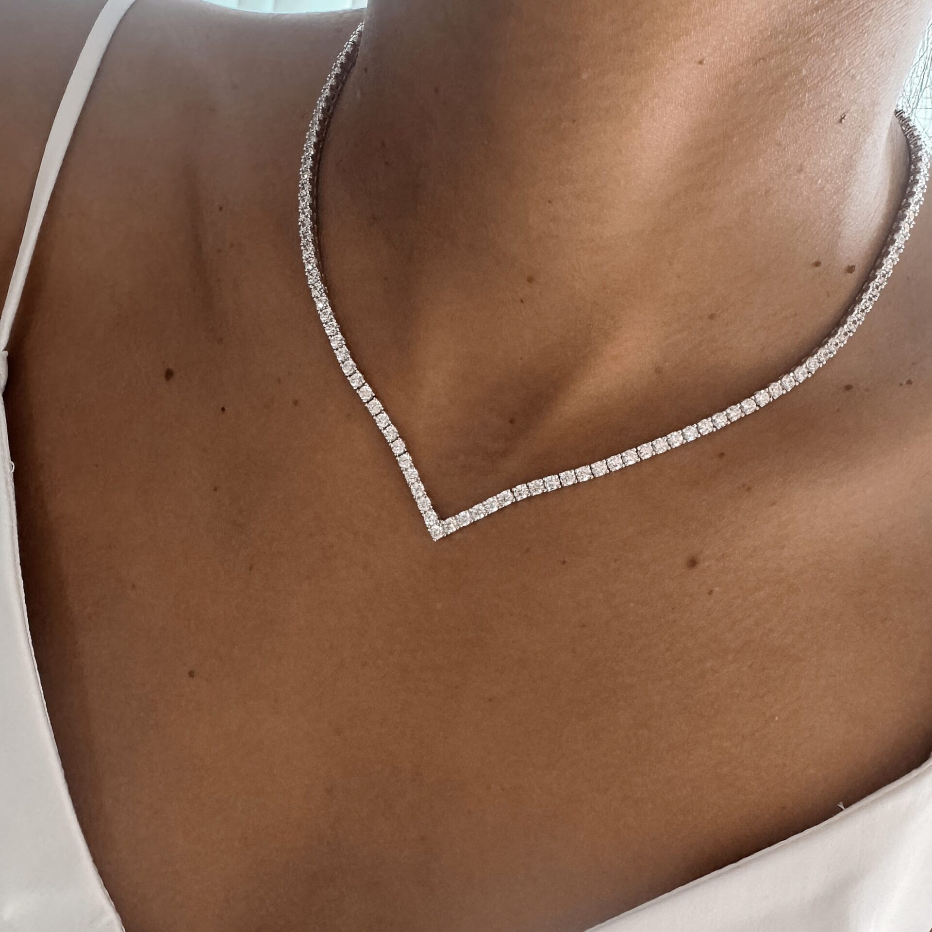 שרשרת טניס ויה בצורת וי כולה משובצת זרקונים יוקרתית גודל האבן 3 מ''מ כסף אמיתי 925