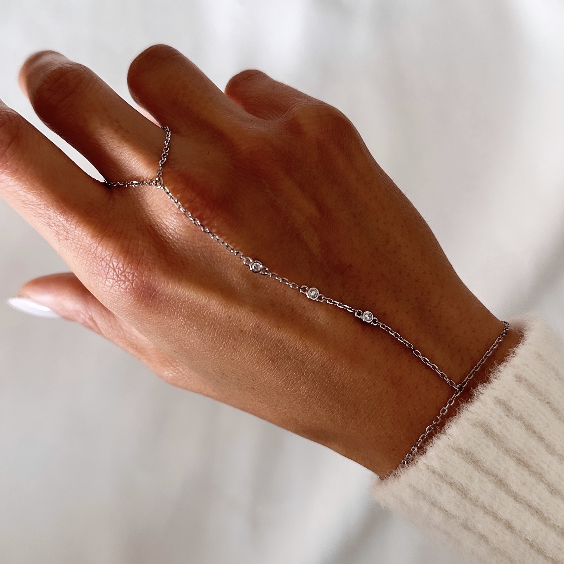 צמיד יד כסף אמיתי 925 בסגנון טבעת, חיבור לאצבע עם שיבוץ אבני זירקון קטנות, תכשיט עדין ואלגנטי לנשים