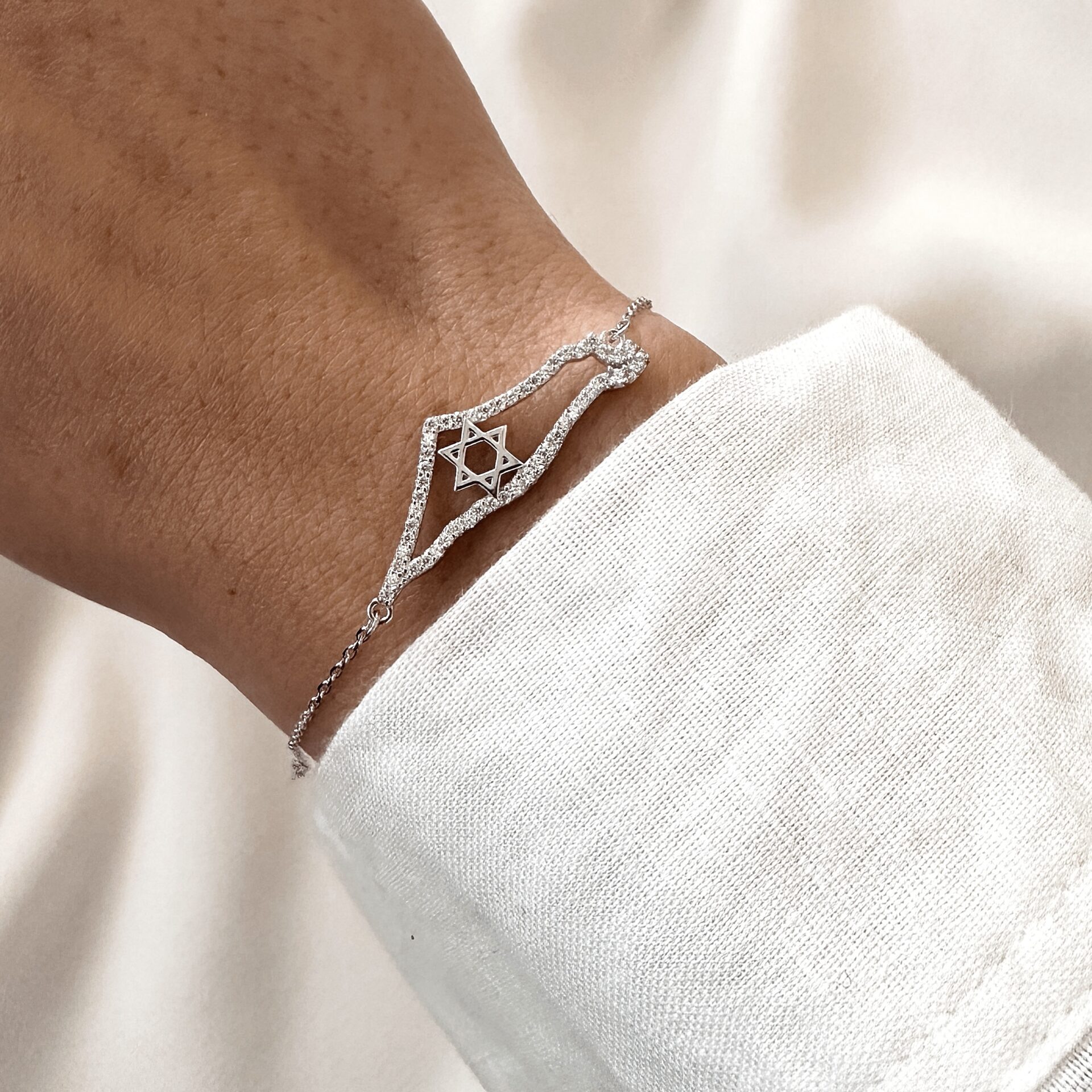 צמיד כסף אמיתי 925 עם תליון מגן דוד משובץ זרקונים נוצצים על פרק יד של אישה