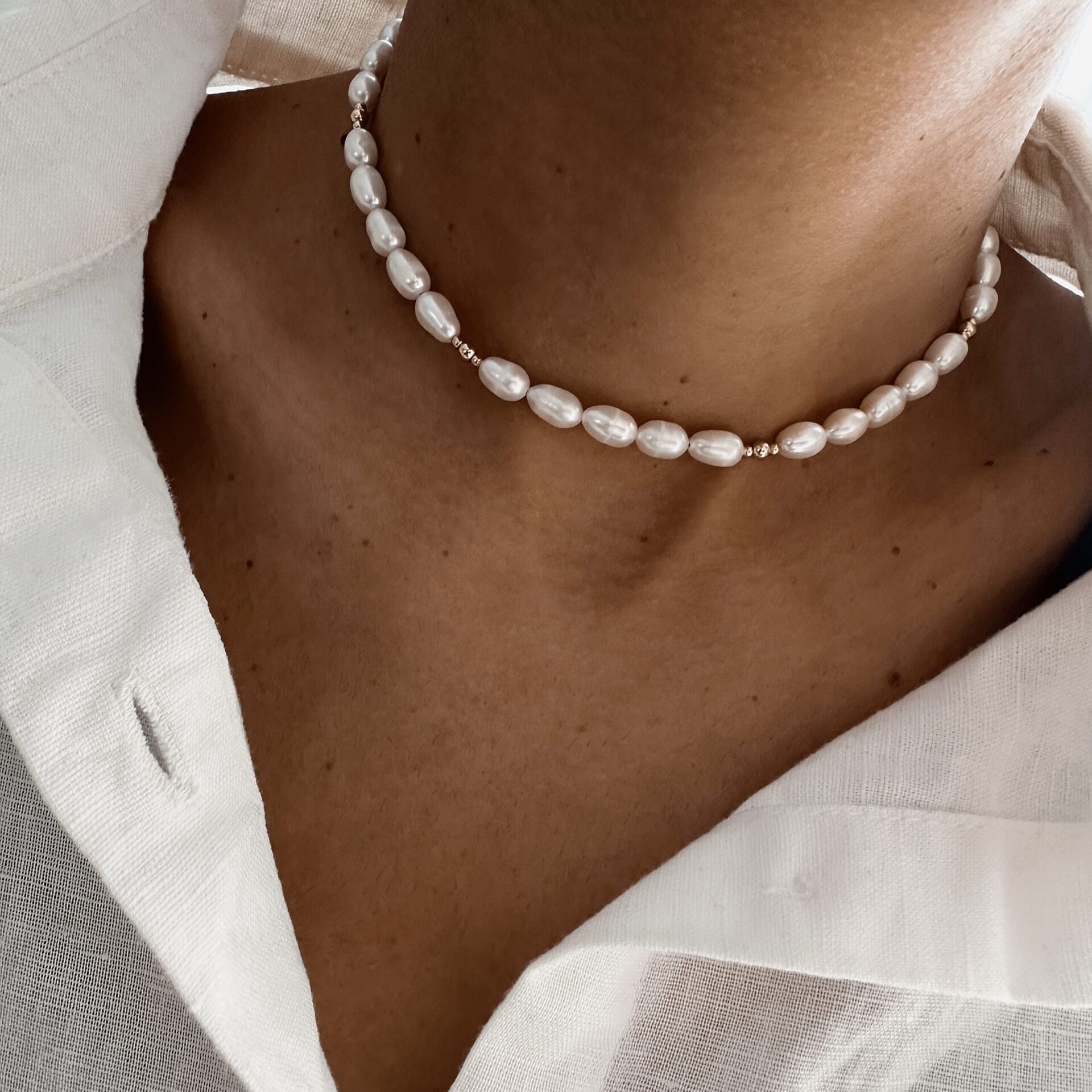 צ'וקר פנינים טבעיות בעיצוב אלגנטי – שרשרת קצרה יוקרתית לנשים בסגנון קלאסי