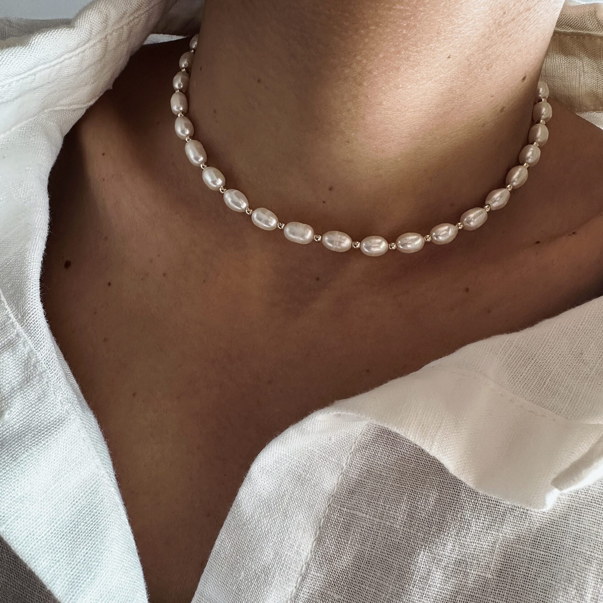 צ'וקר פנינים טבעיות בעיצוב קלאסי – שרשרת פנינים קצרה לנשים בסגנון יוקרתי ועדין