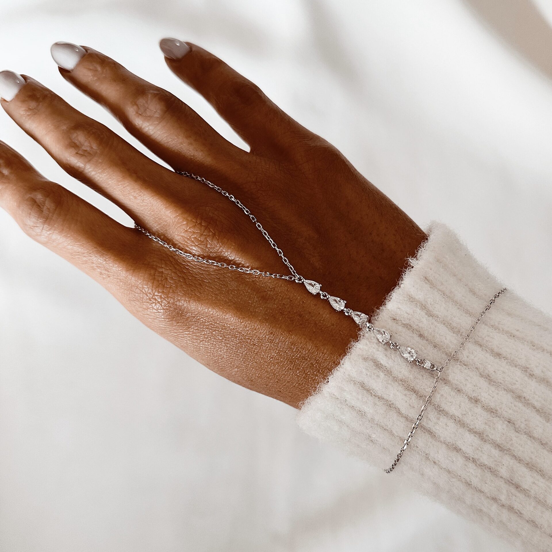 צמיד טבעת כסף אמיתי 925 עם חיבור לאצבע, שיבוץ אבני זירקון בצורת טיפה, תכשיט יוקרתי ועדין לנשים