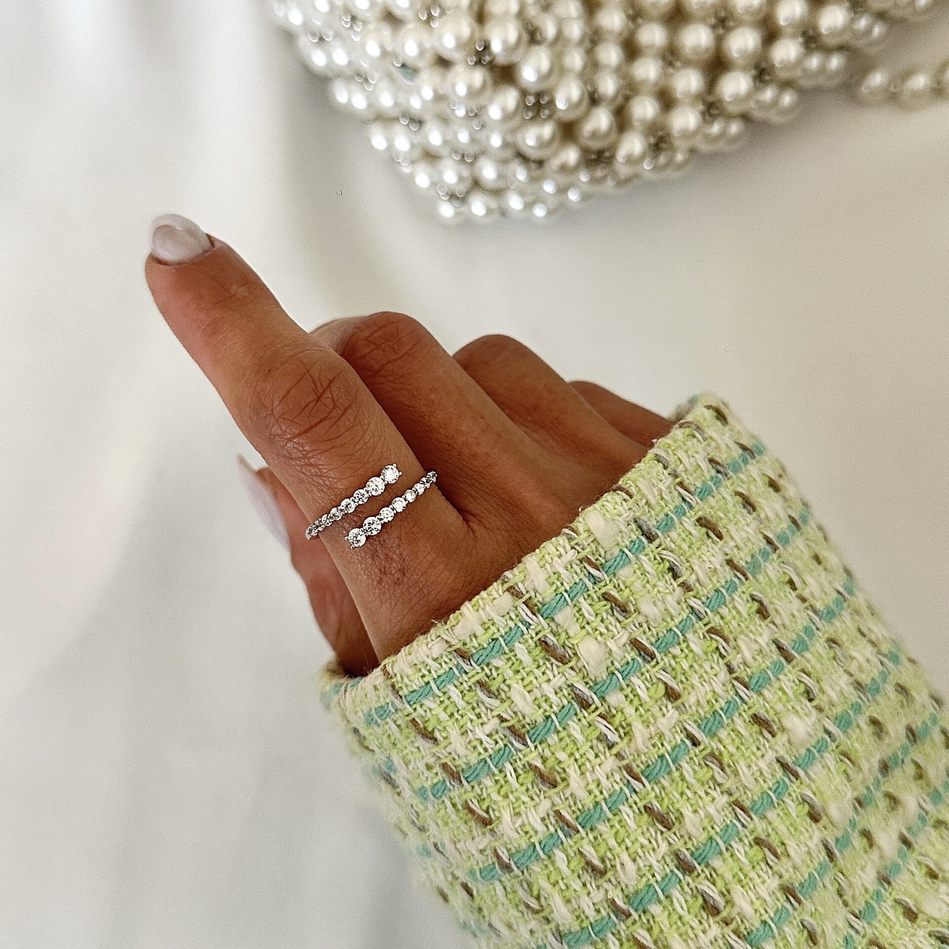 טבעת סופה כסף אמיתי 925 פתוחה משובצת זרקונים עם סגירה של הטבעת אחת מול השני