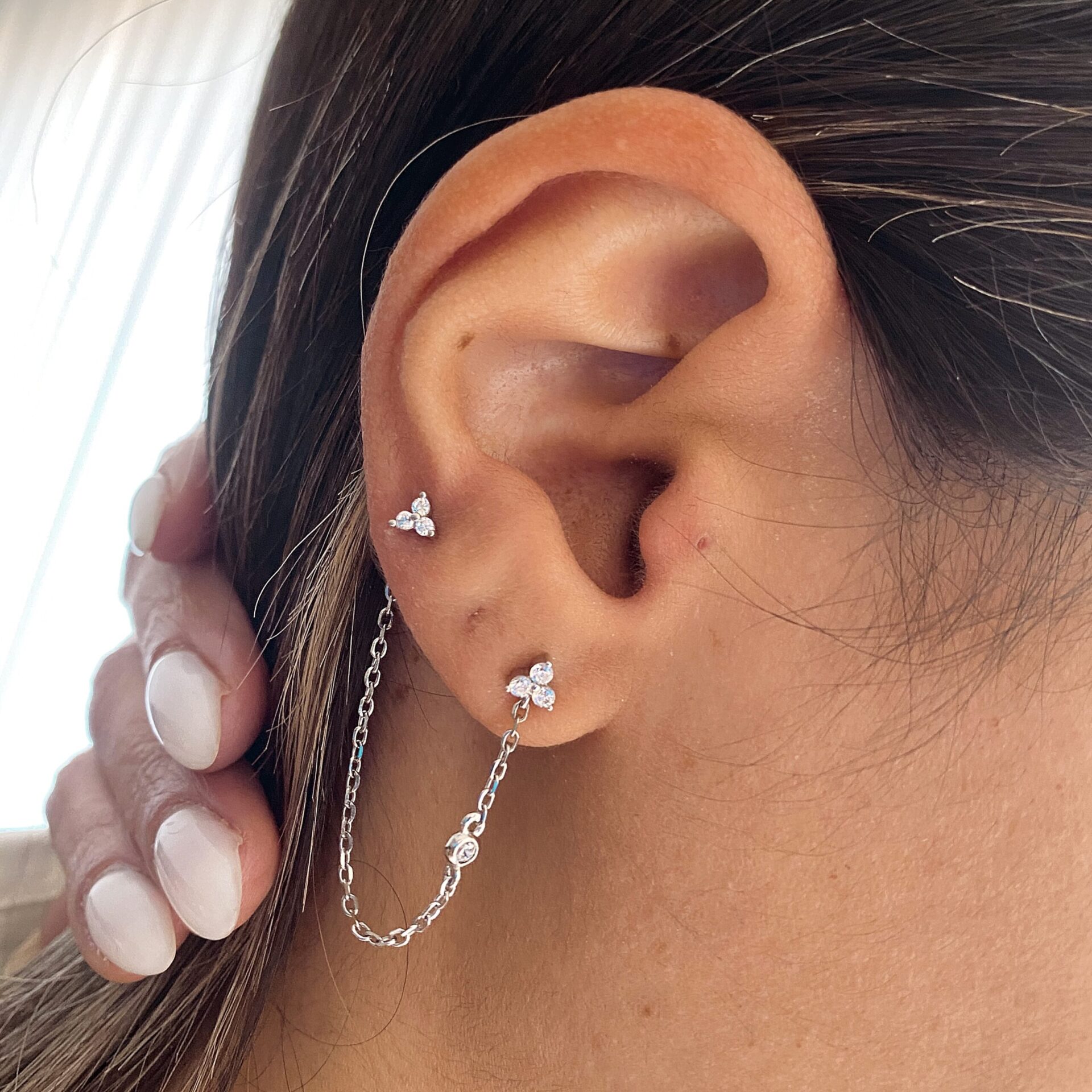 עגיל כפול אדל כסף 925 עם שיבוץ זירקונים, זוג עגילים מחוברים בשרשרת דקה על אוזן אישה