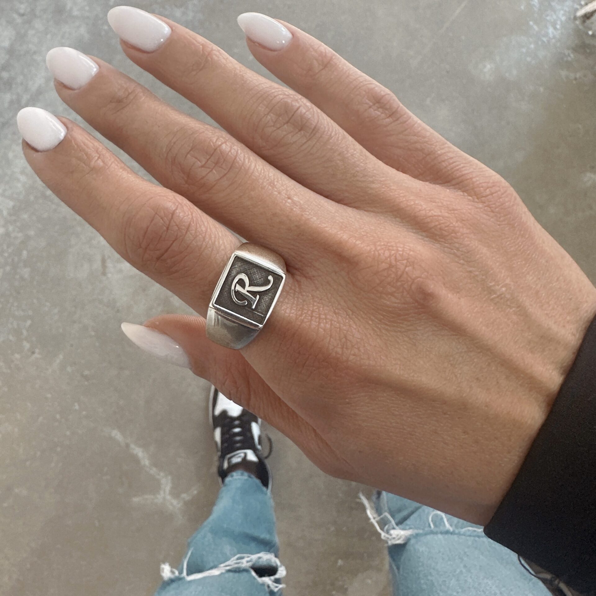 טבעת חריטה עמנואל מודגשת עם שחרה וחריטה של אות לבחירה כסף אמיתי 925