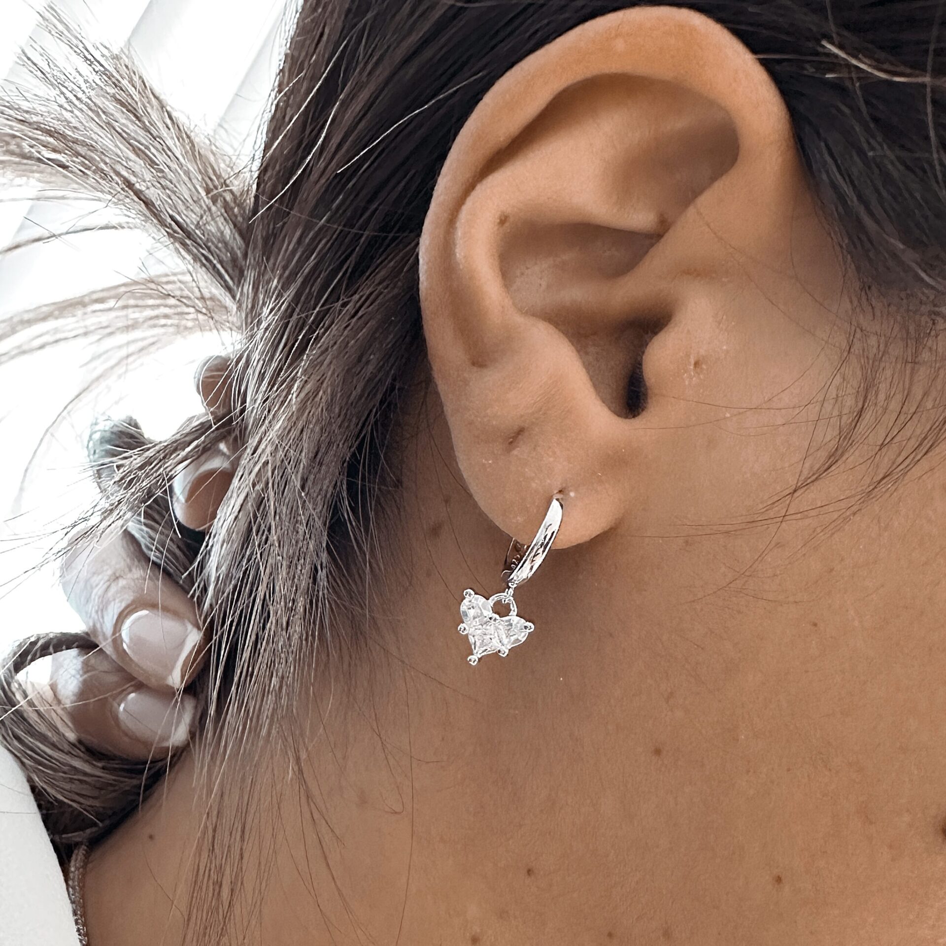 עגיל לב מאי כסף 925 עם תליון לב משובץ זירקון מבריק על אוזן אישה