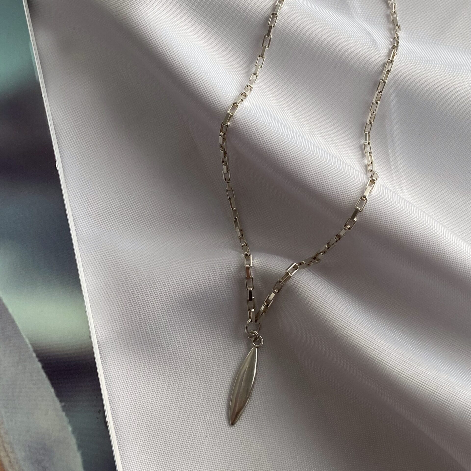 שרשרת כסף אמיתי 925 עם תליון גלשן אלגנטי על חוליה מעוצבת – תכשיט ייחודי ועדין