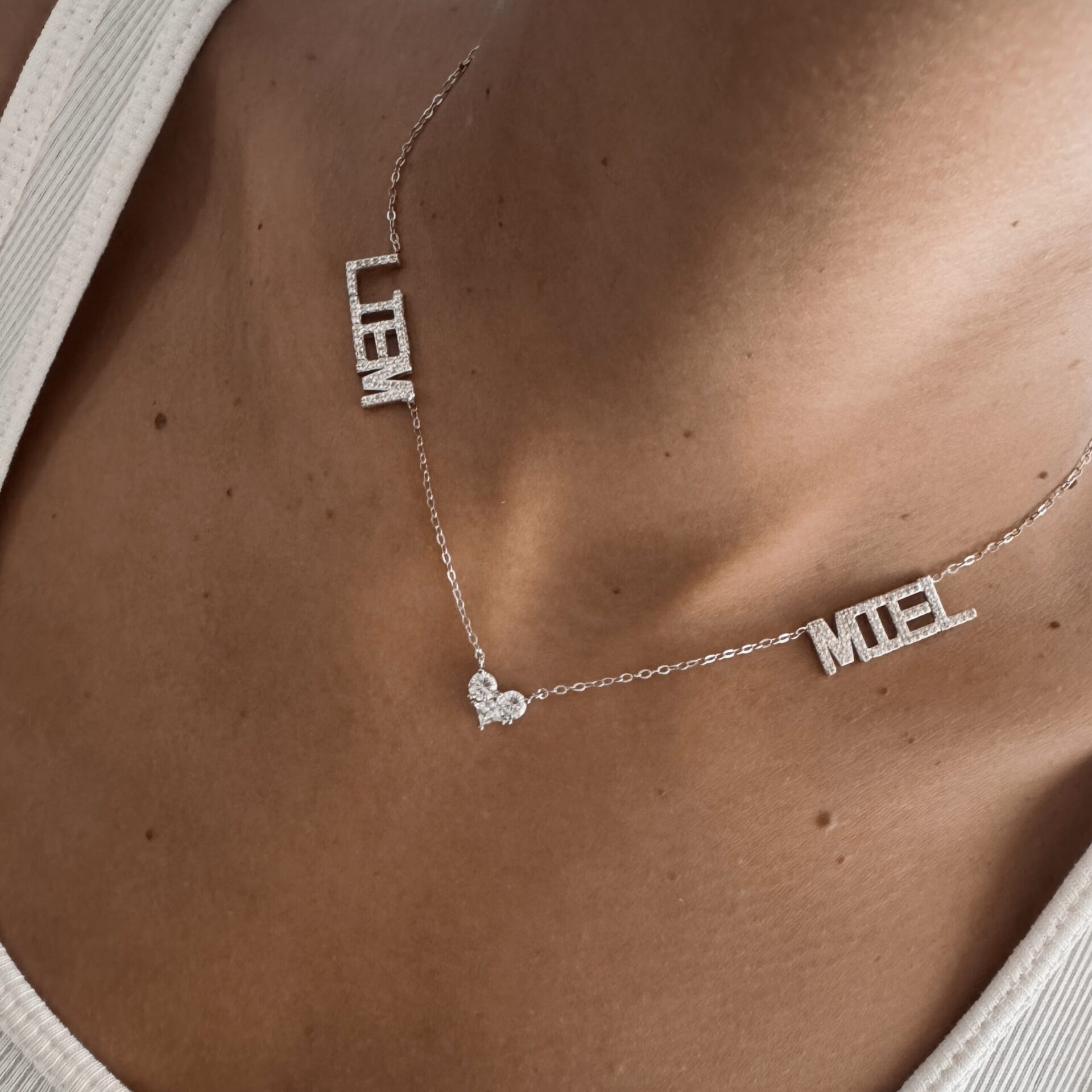 שרשרת שמות משובצות עם לב מרכזי באמצע משובץ כסף אמיתי 925