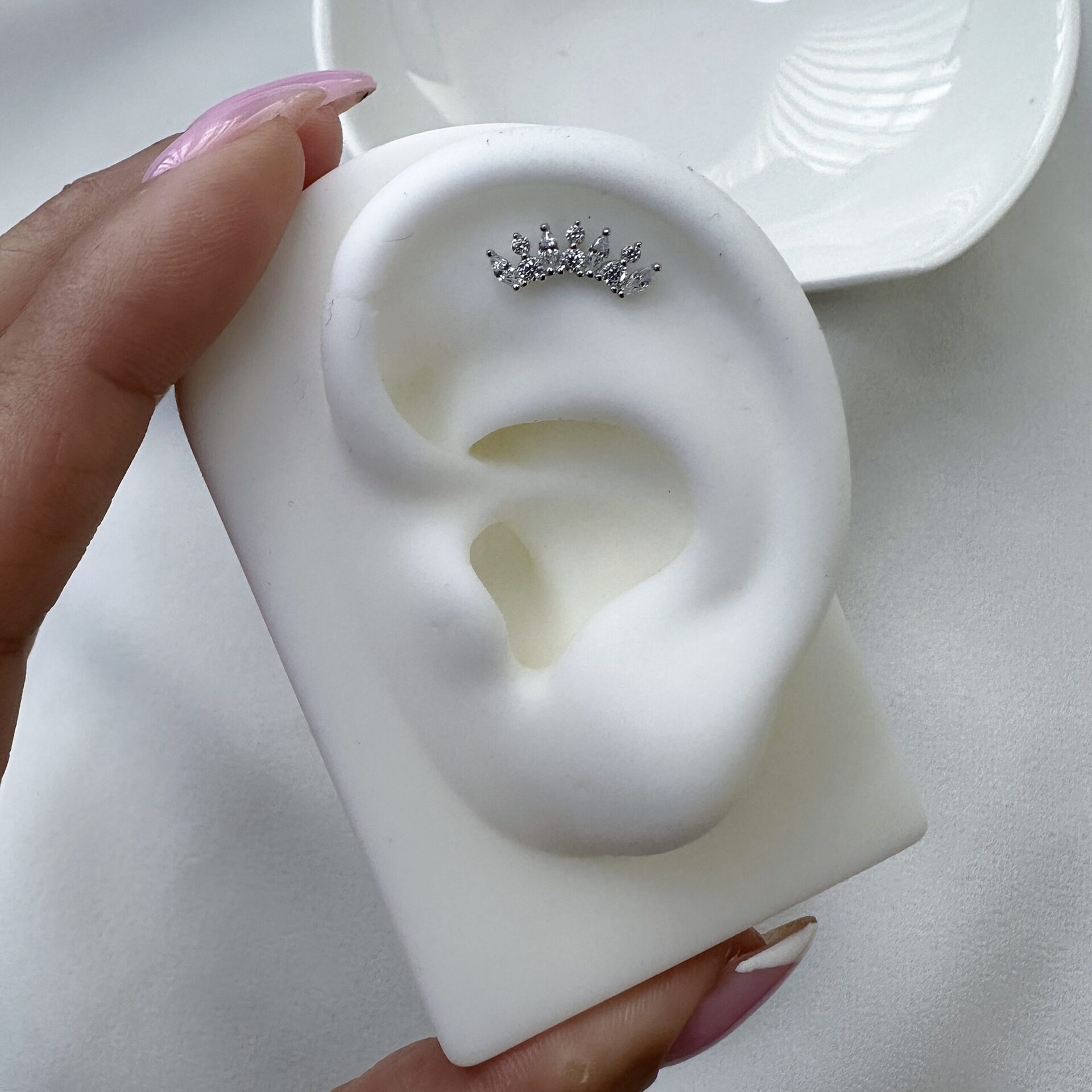 עגיל הברגה מרלין אידאלי לפירסינג הליקס,הליקס גבוה, פלאט או קונץ'. עגיל הליקס בצורת כתר מכסף 925 משובץ זרקונים על דגם אוזן לבנה