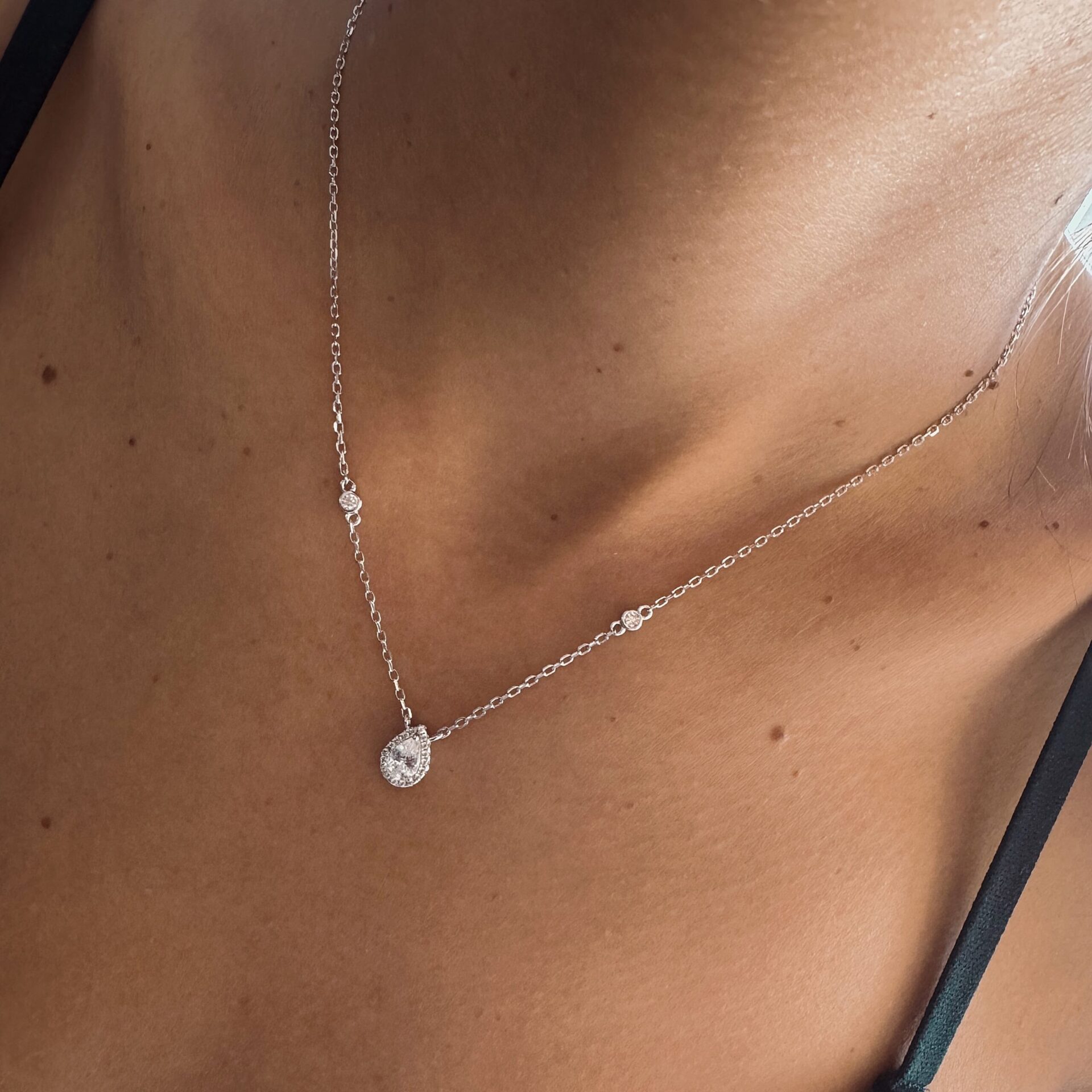 שרשרת סופיה כסף אמיתי 925 עם תליון טיפה משובץ זרקונים נוצצים, עיצוב עדין ואלגנטי לצוואר